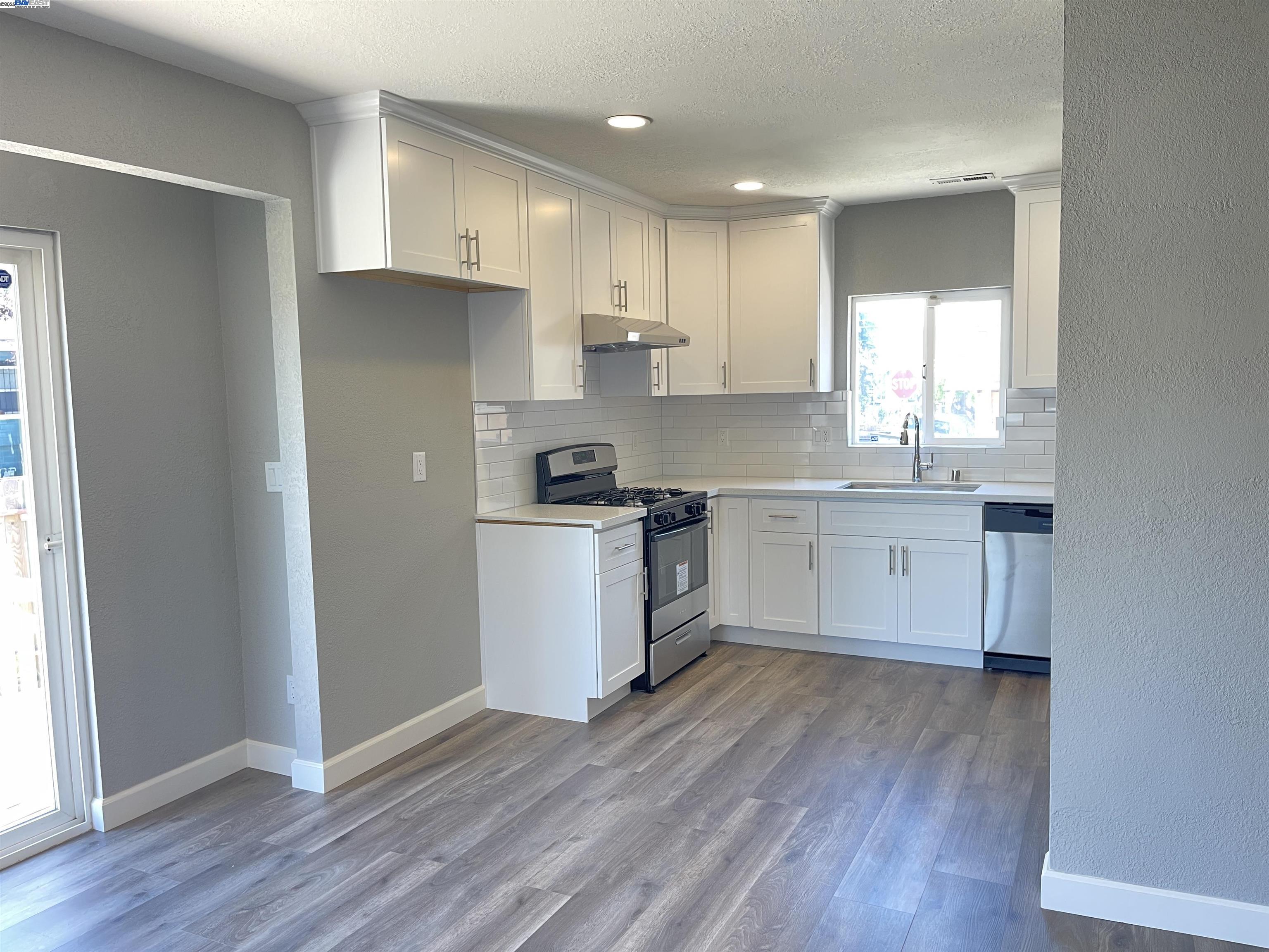 Detail Gallery Image 4 of 14 For 5483 Wadean Pl, Oakland,  CA 94601 - 3 Beds | 2 Baths