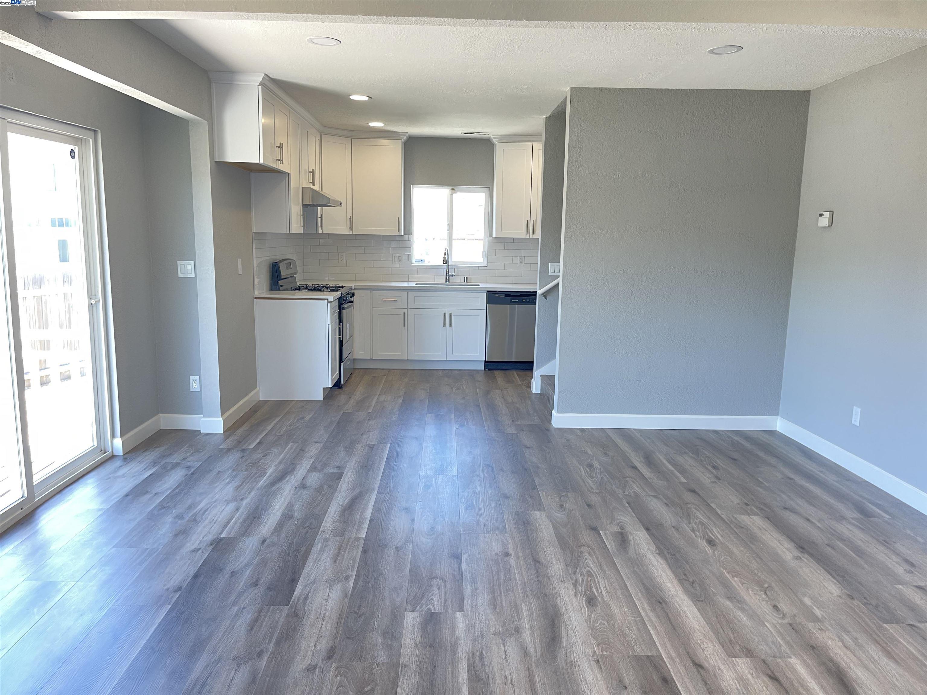 Detail Gallery Image 5 of 14 For 5483 Wadean Pl, Oakland,  CA 94601 - 3 Beds | 2 Baths