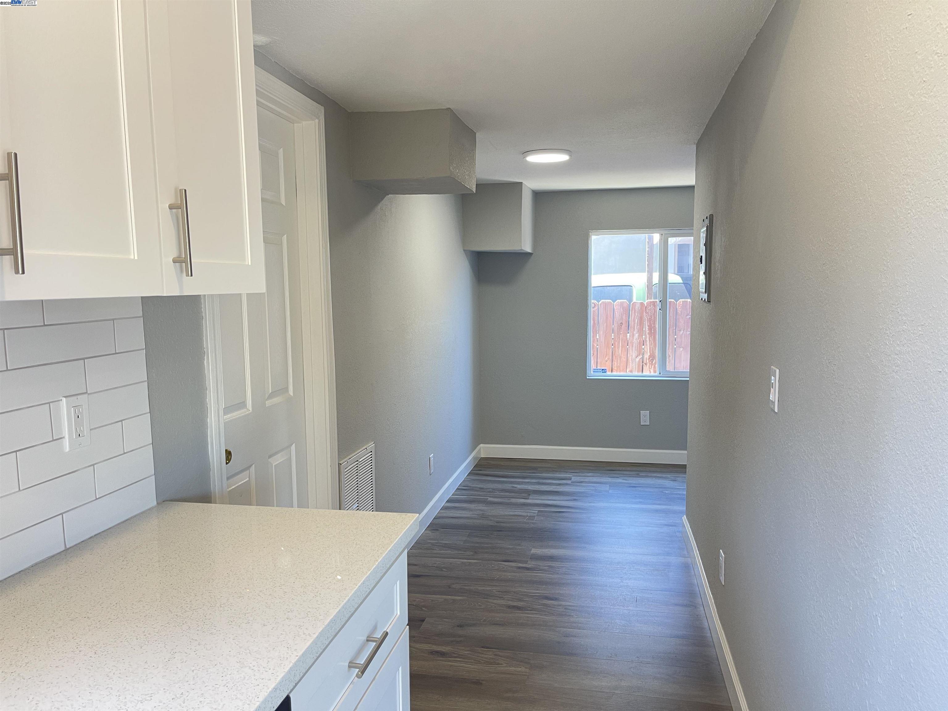 Detail Gallery Image 6 of 14 For 5483 Wadean Pl, Oakland,  CA 94601 - 3 Beds | 2 Baths