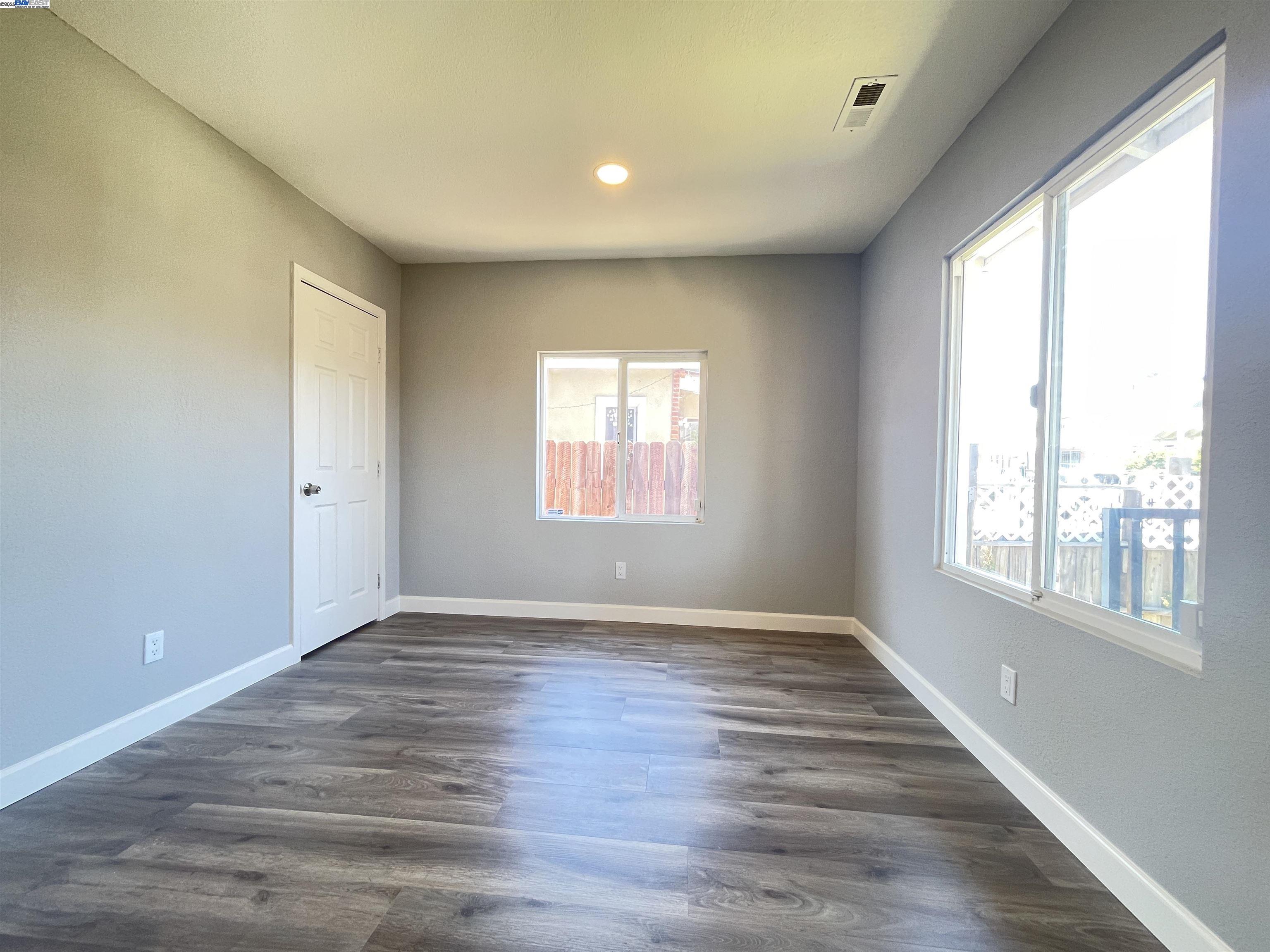 Detail Gallery Image 8 of 14 For 5483 Wadean Pl, Oakland,  CA 94601 - 3 Beds | 2 Baths