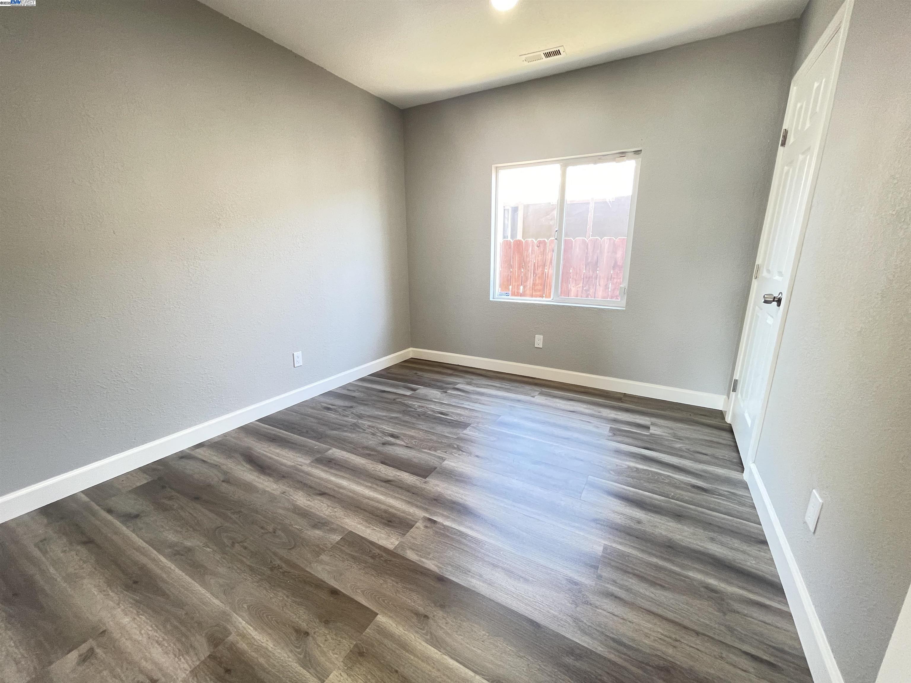 Detail Gallery Image 9 of 14 For 5483 Wadean Pl, Oakland,  CA 94601 - 3 Beds | 2 Baths