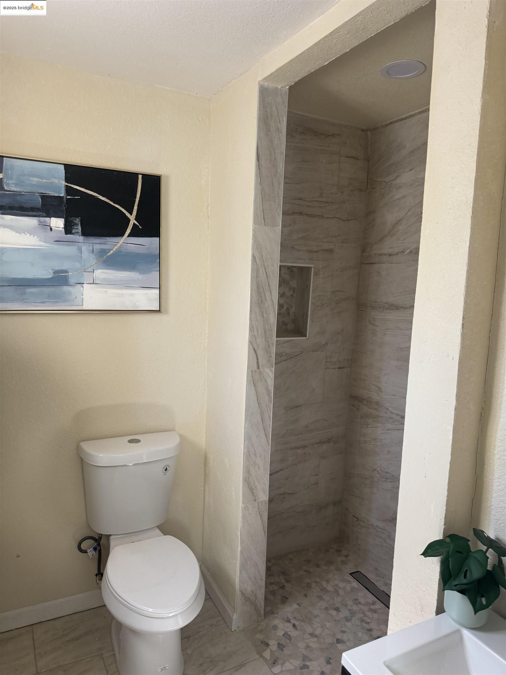 Detail Gallery Image 6 of 11 For 27493 Orlando, Hayward,  CA 94545 - 4 Beds | 3 Baths