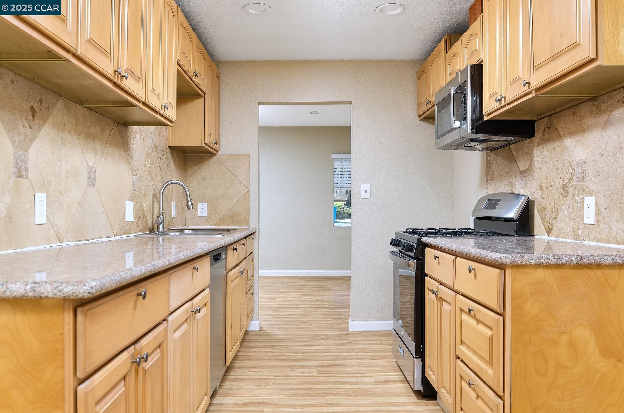 Detail Gallery Image 3 of 29 For 1406 Magazine St, Vallejo,  CA 94591 - 4 Beds | 1/1 Baths