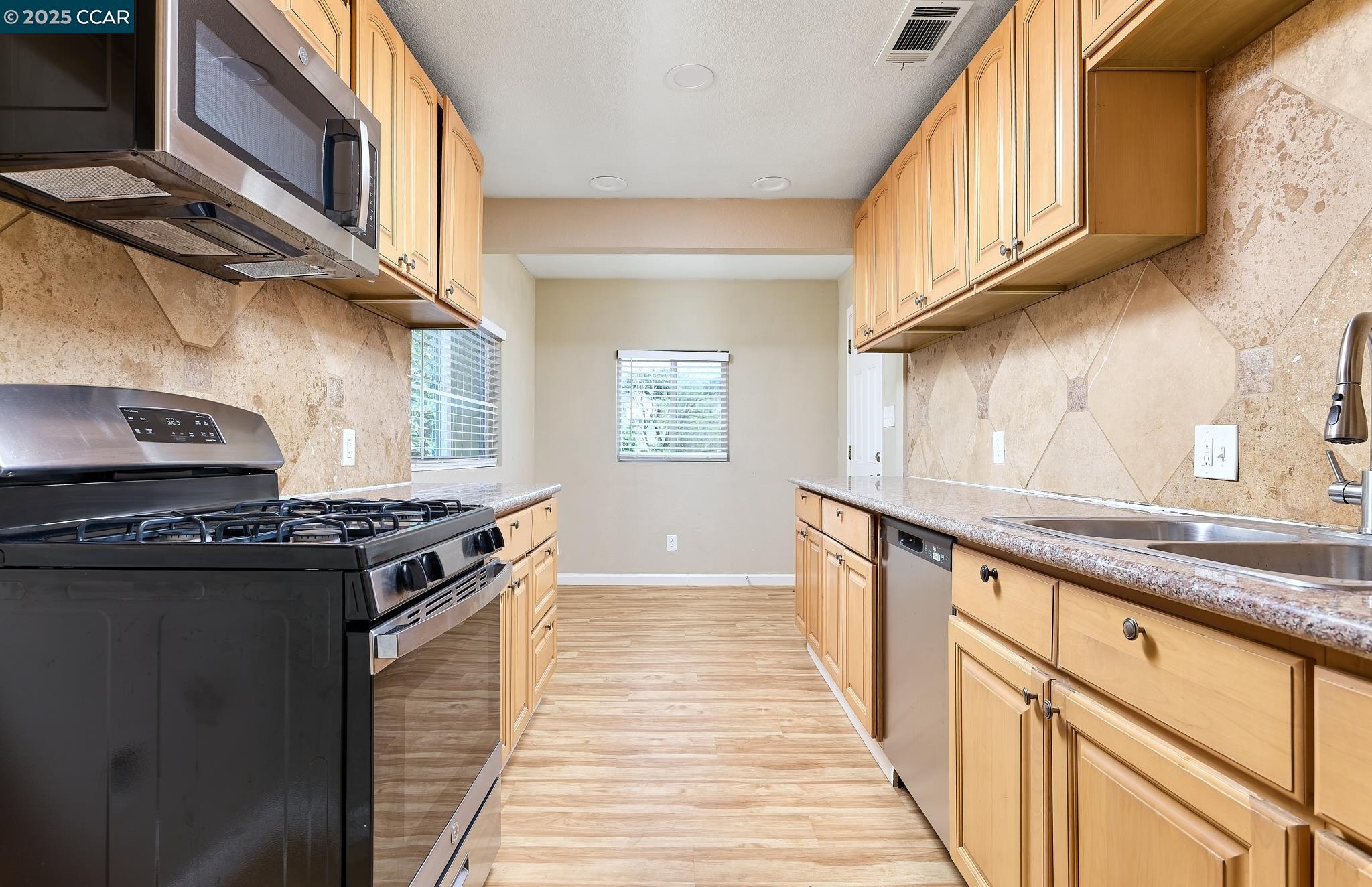 Detail Gallery Image 4 of 29 For 1406 Magazine St, Vallejo,  CA 94591 - 4 Beds | 1/1 Baths