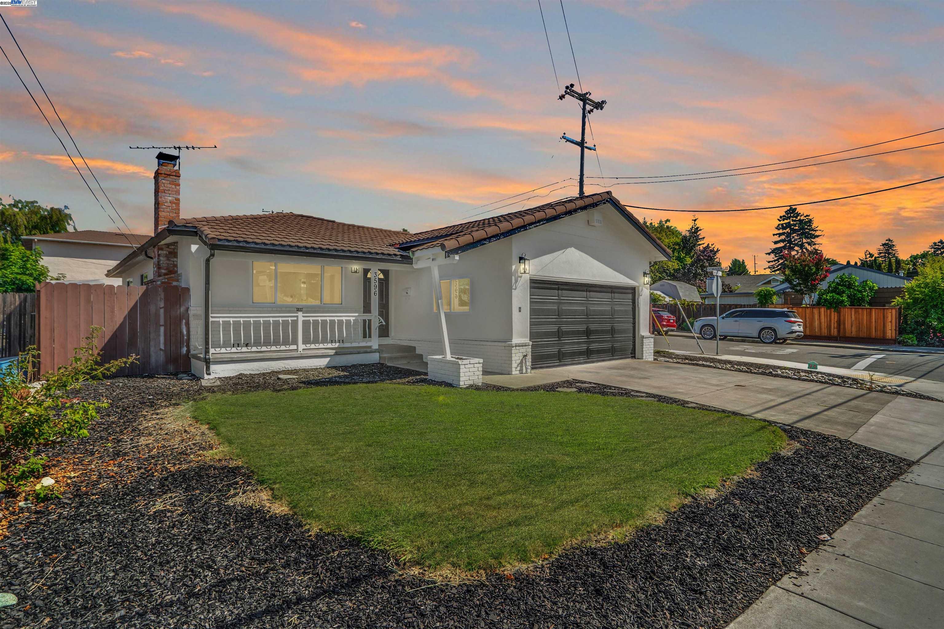 Detail Gallery Image 2 of 36 For 3596 Christensen Ln, Castro Valley,  CA 94546 - 3 Beds | 2 Baths