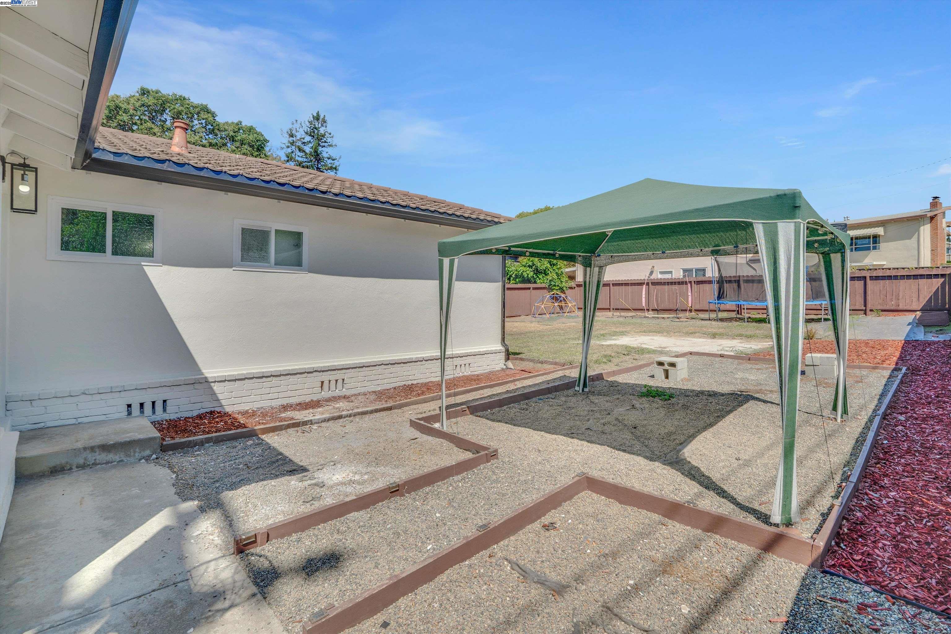 Detail Gallery Image 25 of 36 For 3596 Christensen Ln, Castro Valley,  CA 94546 - 3 Beds | 2 Baths