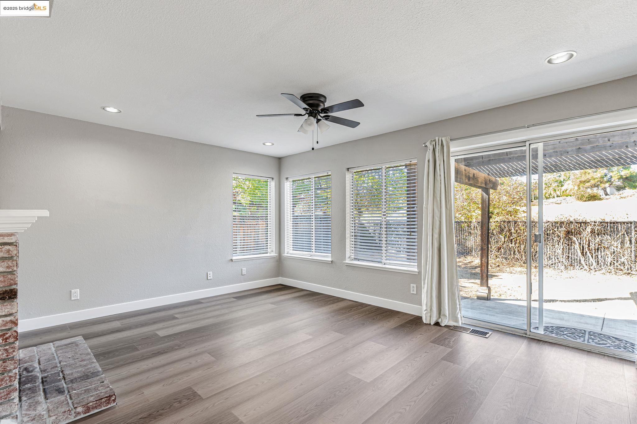 Detail Gallery Image 13 of 43 For 5052 Perry Way, Antioch,  CA 94531-8414 - 4 Beds | 3 Baths