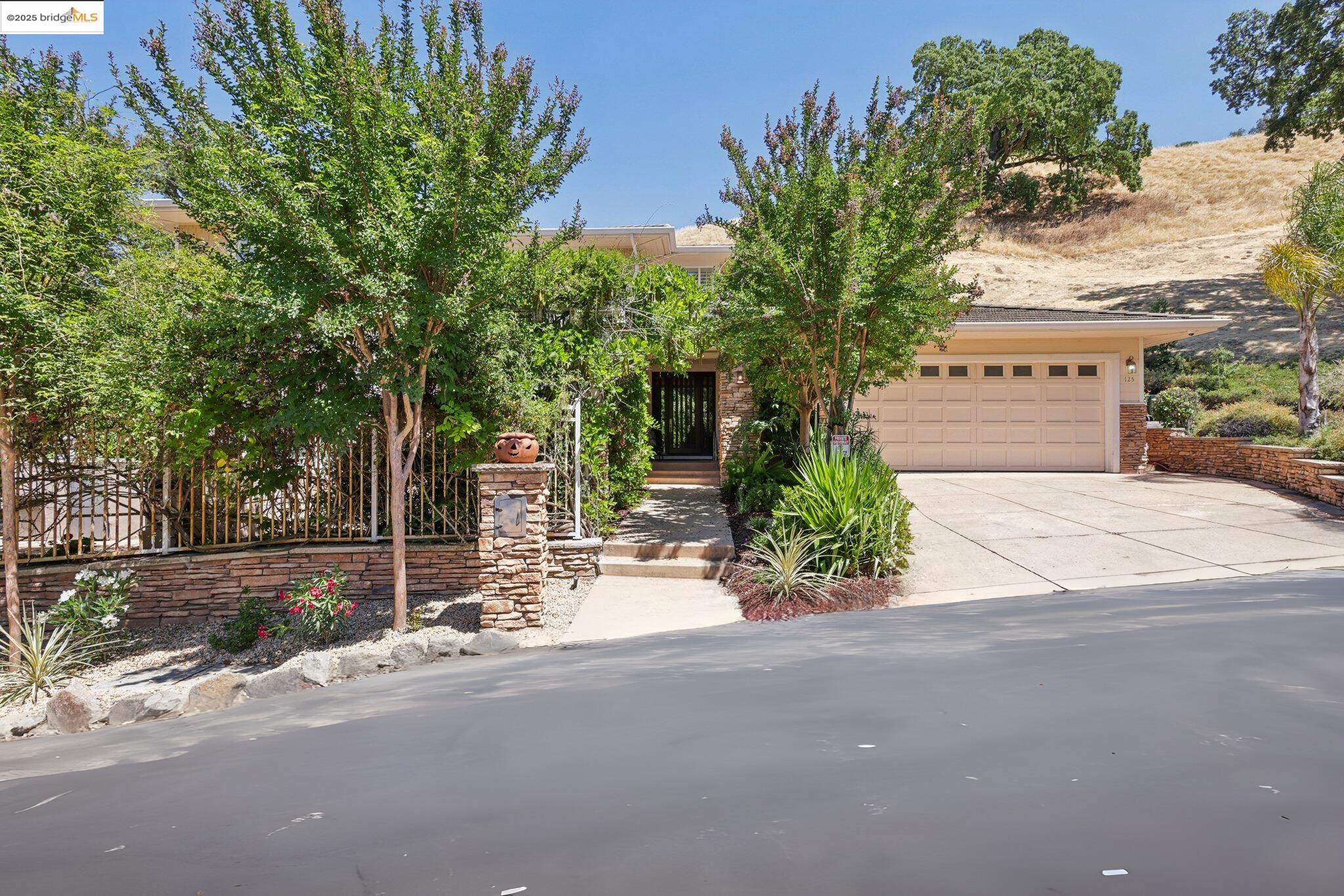Detail Gallery Image 2 of 58 For 125 Mystic Pl, Alamo,  CA 94507 - 5 Beds | 4/1 Baths