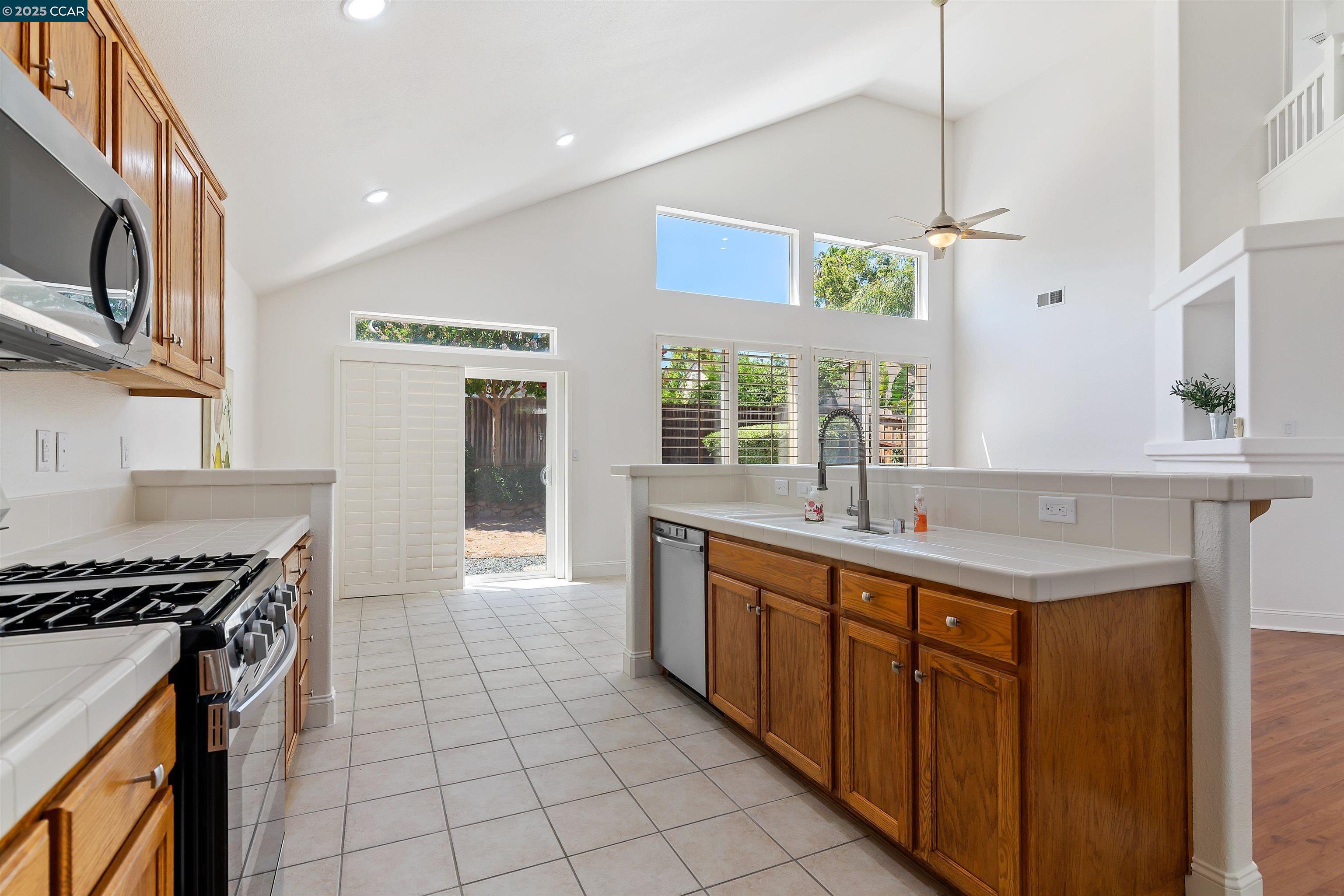 Detail Gallery Image 3 of 6 For 105 Salinas Ct, Pittsburg,  CA 94565 - 5 Beds | 2/1 Baths