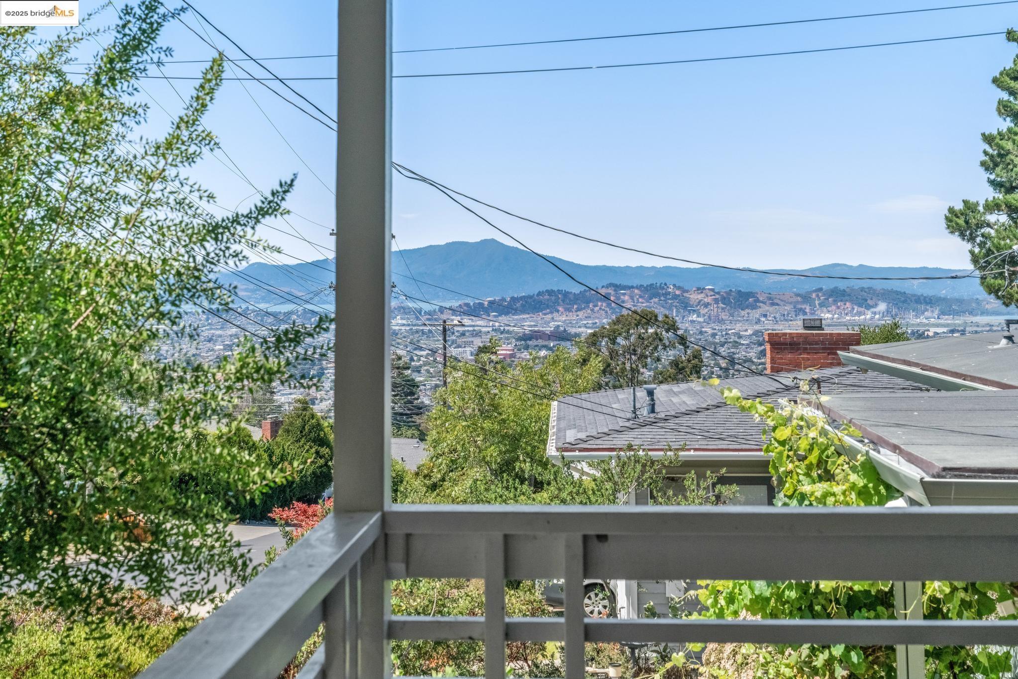 Detail Gallery Image 4 of 60 For 6545 Alta Vista Dr, El Cerrito,  CA 94530 - 2 Beds | 1 Baths