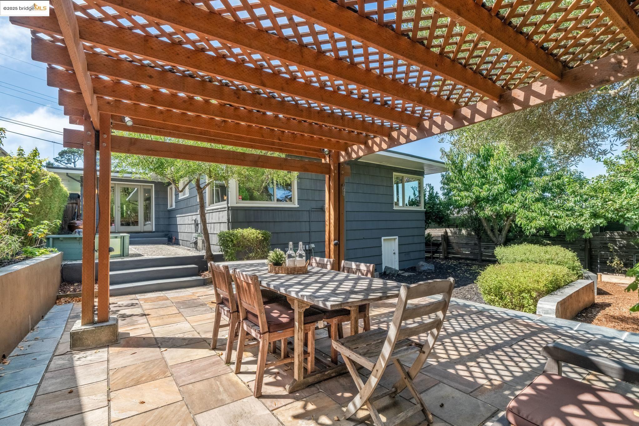 Detail Gallery Image 32 of 60 For 6545 Alta Vista Dr, El Cerrito,  CA 94530 - 2 Beds | 1 Baths