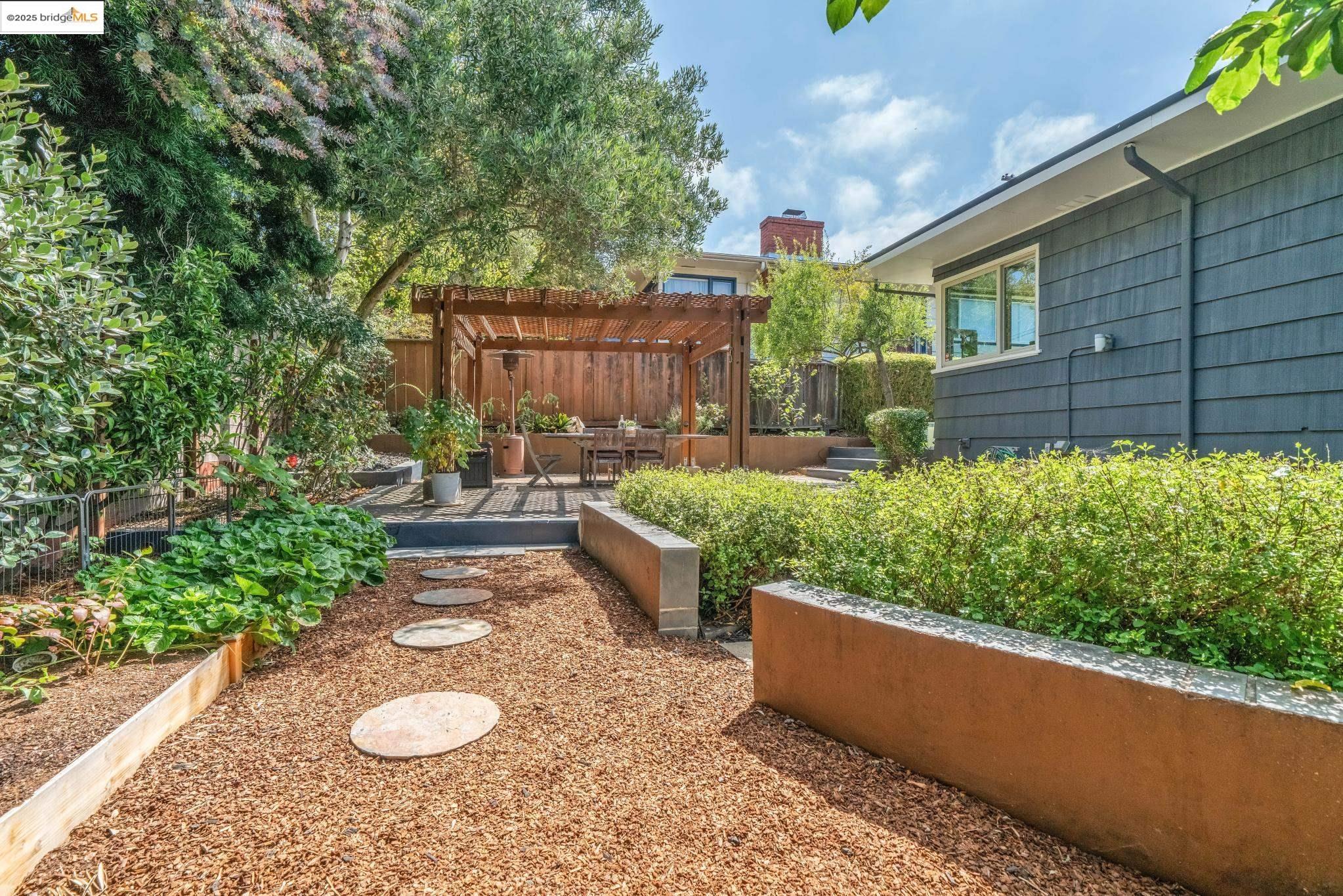 Detail Gallery Image 34 of 60 For 6545 Alta Vista Dr, El Cerrito,  CA 94530 - 2 Beds | 1 Baths