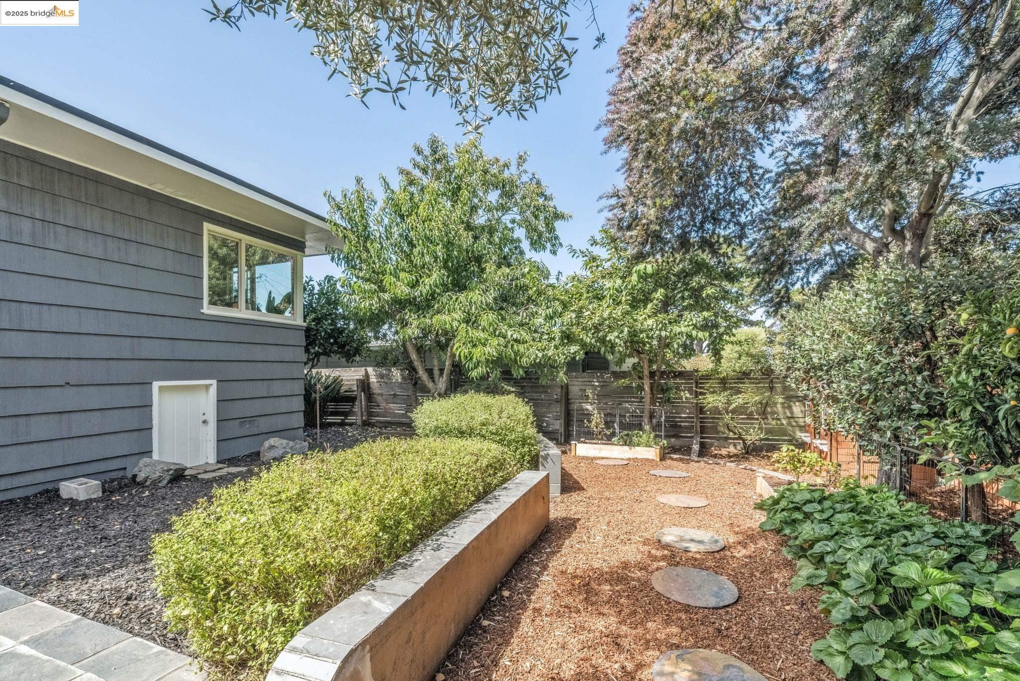 Detail Gallery Image 35 of 60 For 6545 Alta Vista Dr, El Cerrito,  CA 94530 - 2 Beds | 1 Baths