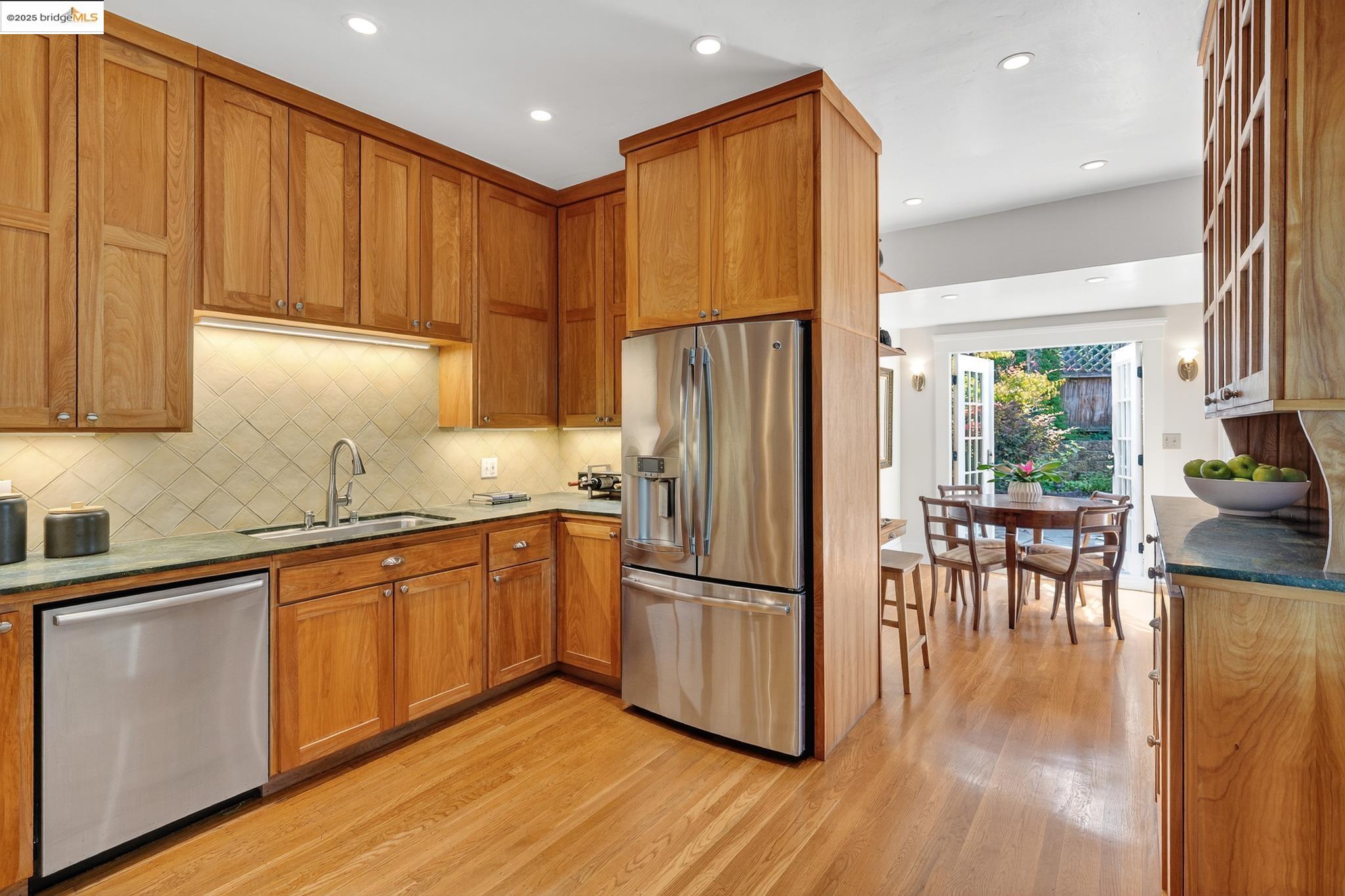 Detail Gallery Image 12 of 46 For 541 Boulevard Way, Piedmont,  CA 94610 - 3 Beds | 2 Baths