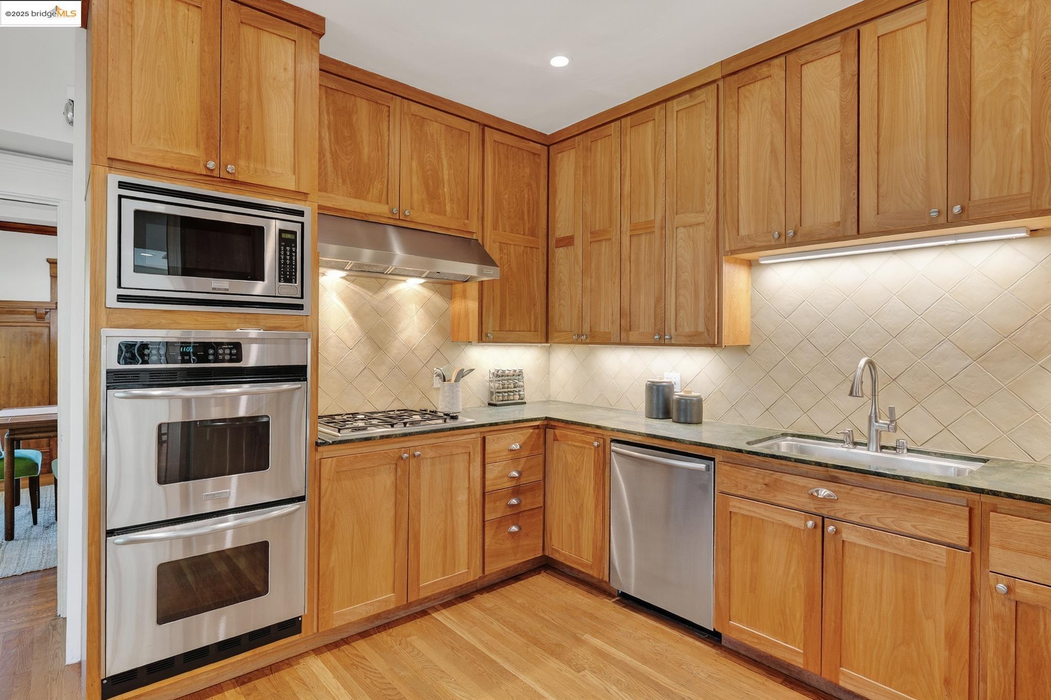 Detail Gallery Image 18 of 56 For 541 Boulevard Way, Piedmont,  CA 94610 - 3 Beds | 2 Baths