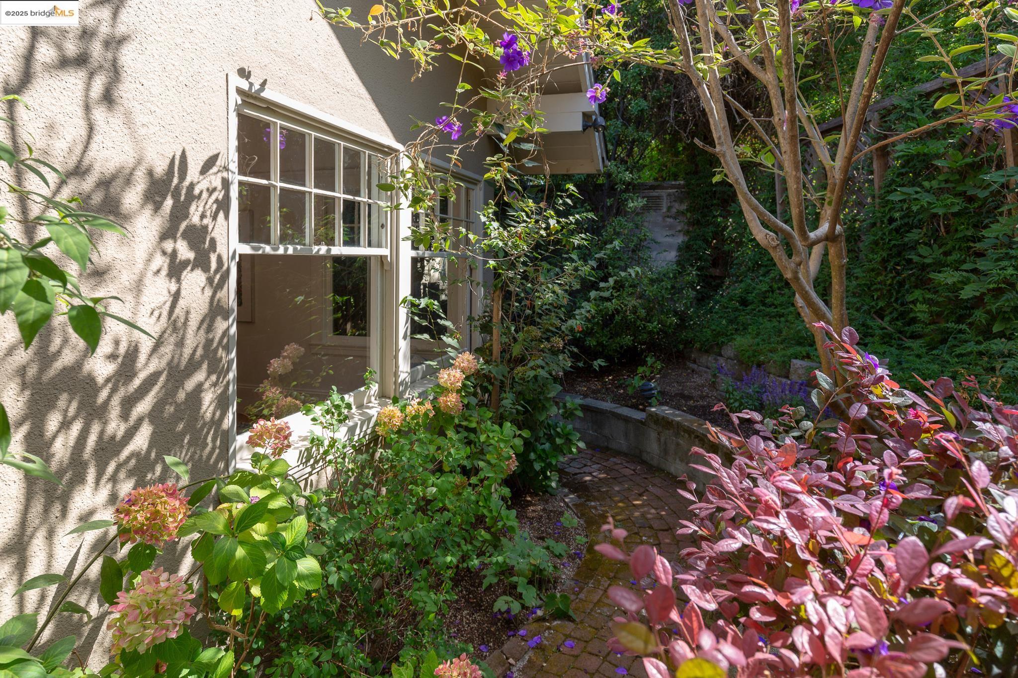 Detail Gallery Image 30 of 56 For 541 Boulevard Way, Piedmont,  CA 94610 - 3 Beds | 2 Baths