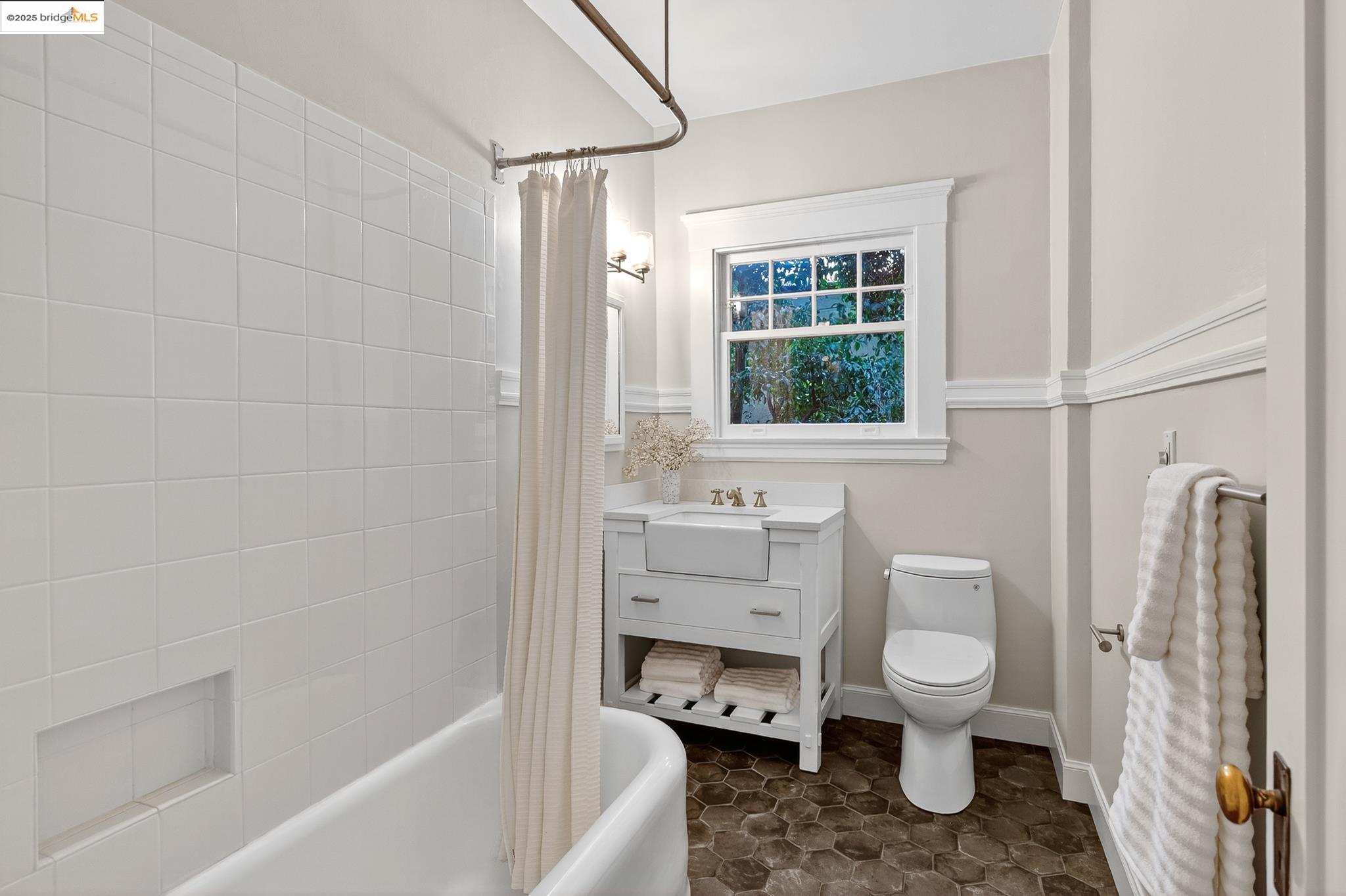 Detail Gallery Image 35 of 56 For 541 Boulevard Way, Piedmont,  CA 94610 - 3 Beds | 2 Baths