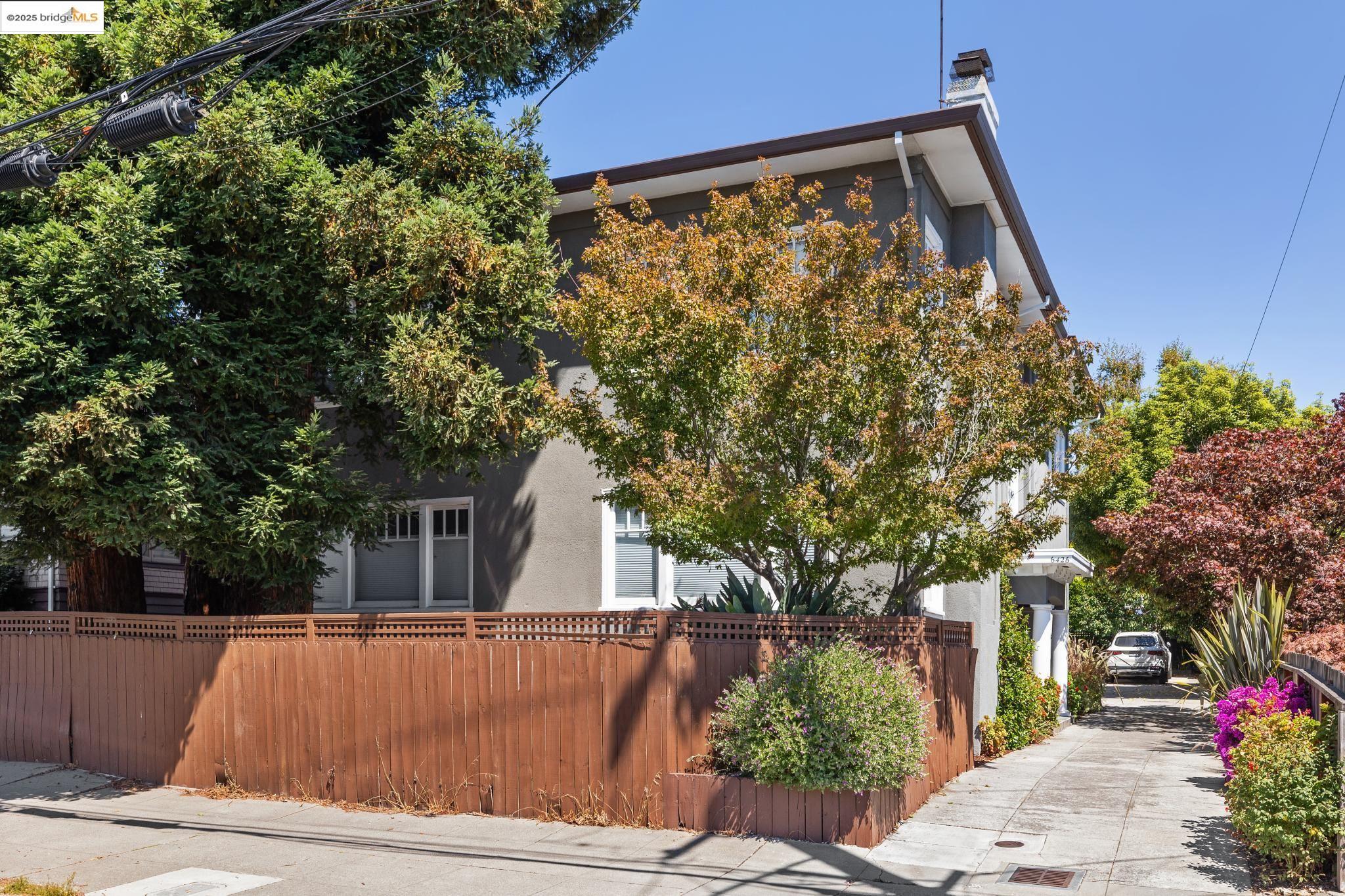 Detail Gallery Image 1 of 38 For 6426 Benvenue Ave #3,  Oakland,  CA 94618 - 2 Beds | 2 Baths