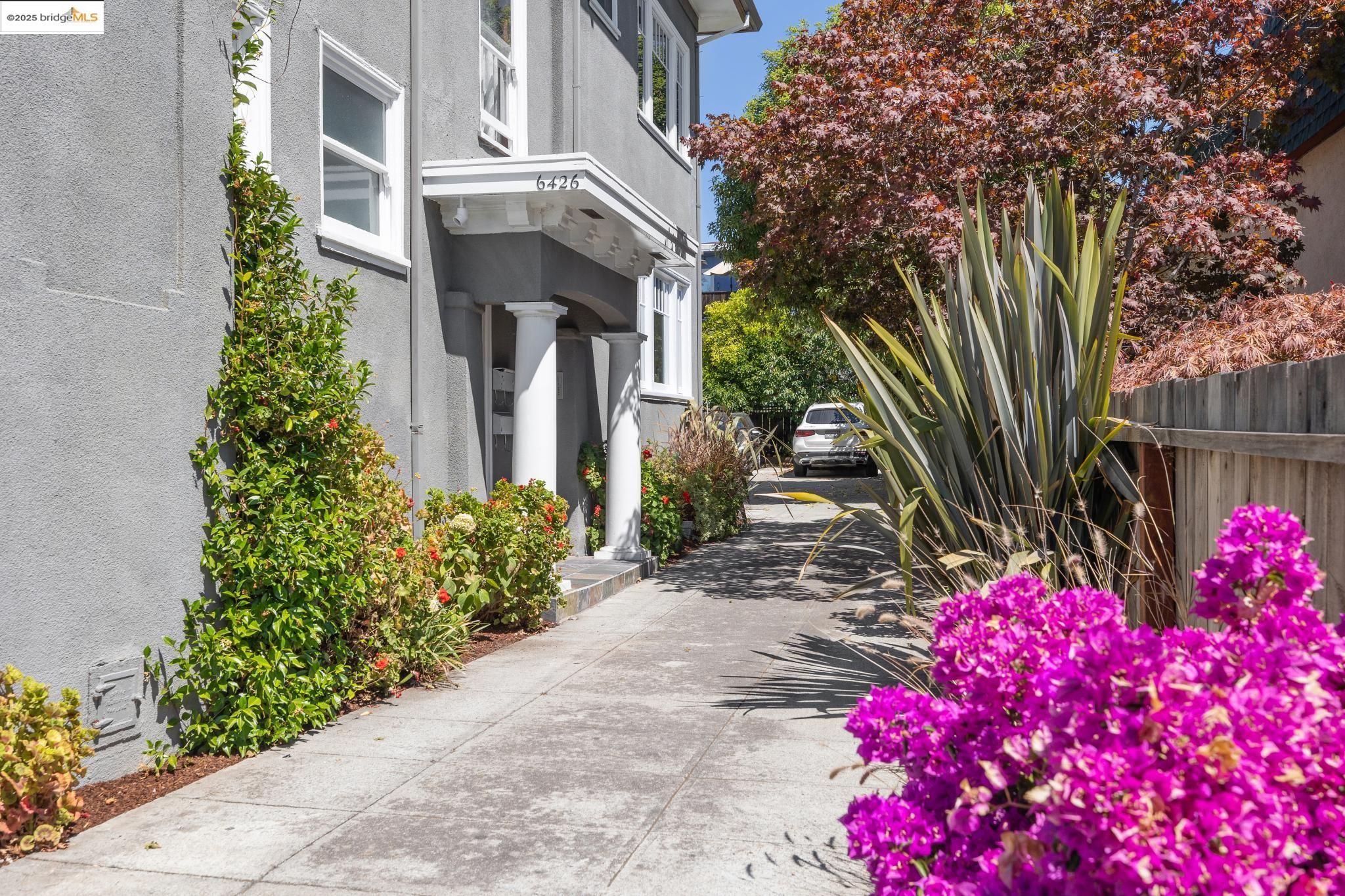 Detail Gallery Image 2 of 38 For 6426 Benvenue Ave #3,  Oakland,  CA 94618 - 2 Beds | 2 Baths
