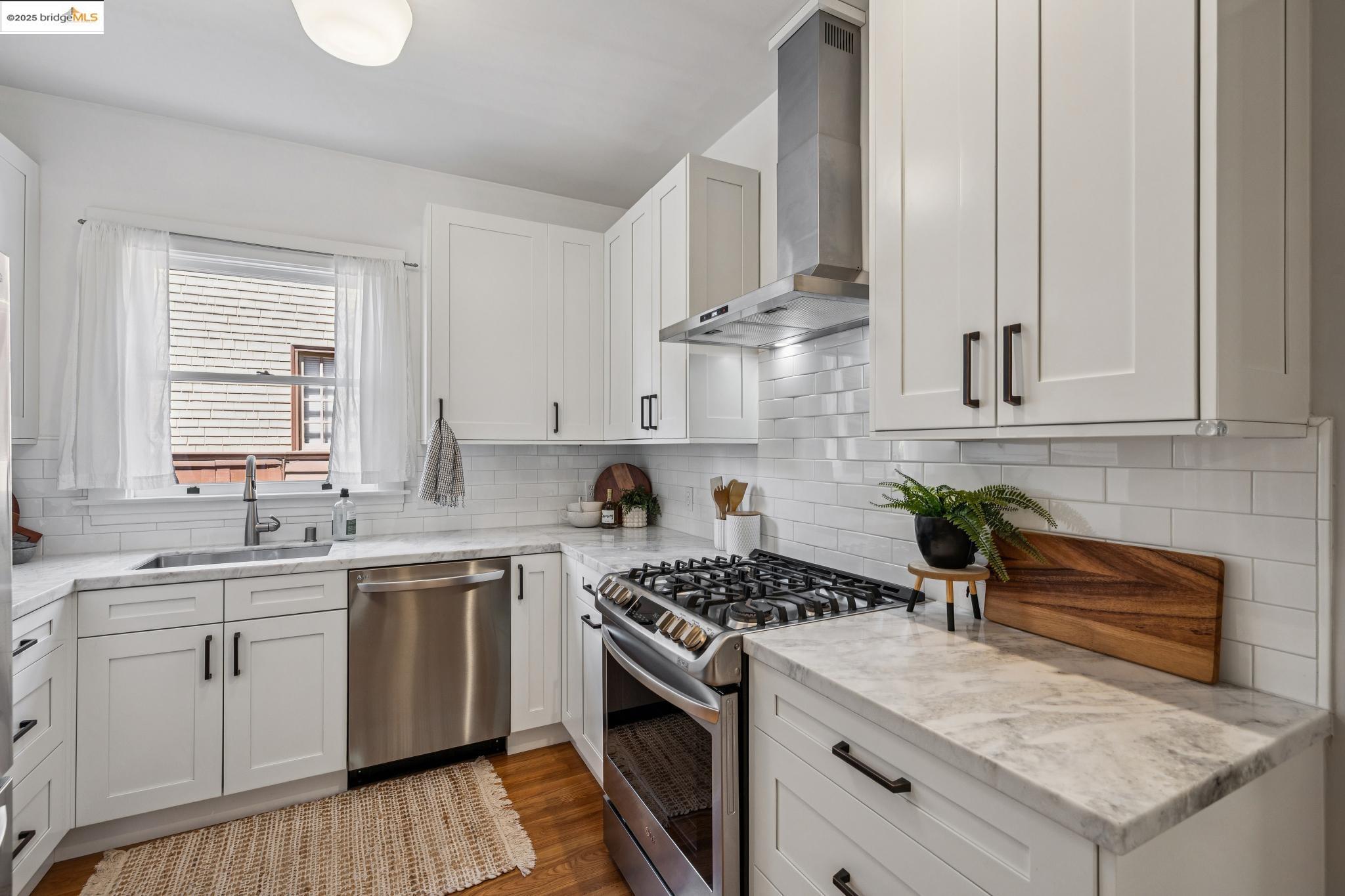 Detail Gallery Image 17 of 38 For 6426 Benvenue Ave #3,  Oakland,  CA 94618 - 2 Beds | 2 Baths