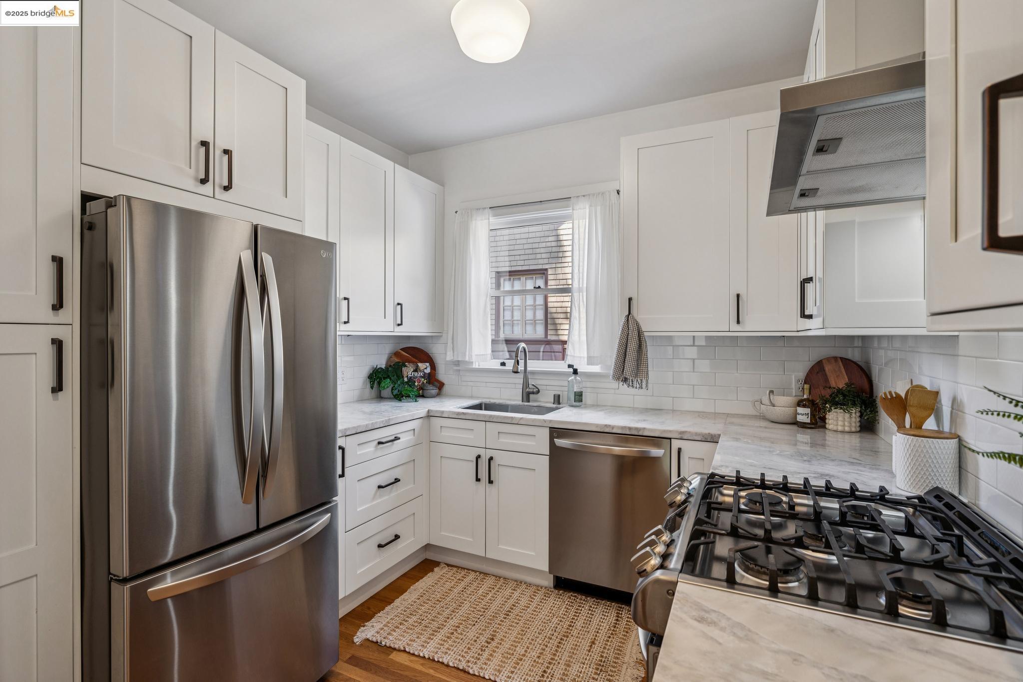 Detail Gallery Image 18 of 38 For 6426 Benvenue Ave #3,  Oakland,  CA 94618 - 2 Beds | 2 Baths