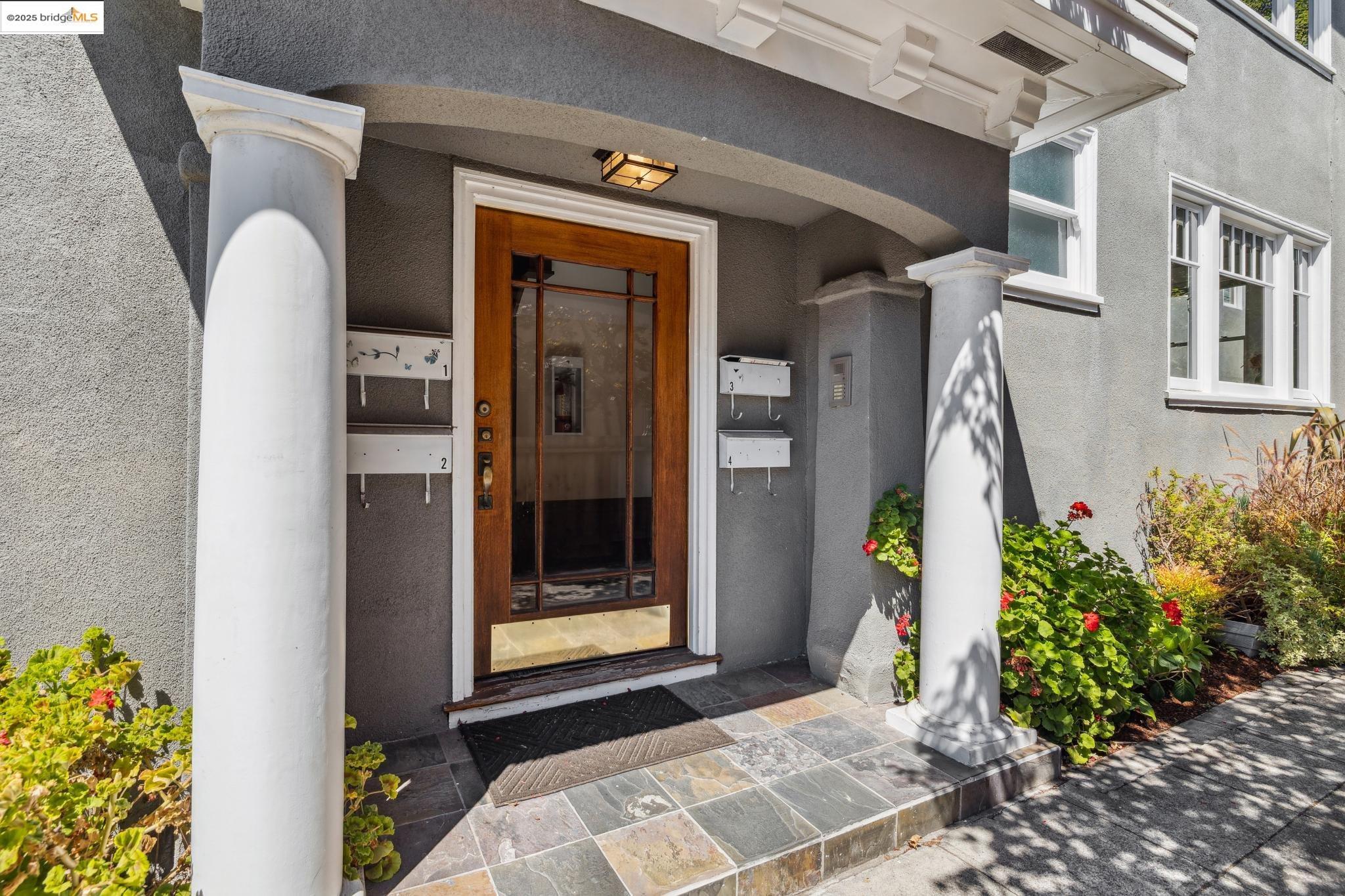 Detail Gallery Image 3 of 38 For 6426 Benvenue Ave #3,  Oakland,  CA 94618 - 2 Beds | 2 Baths