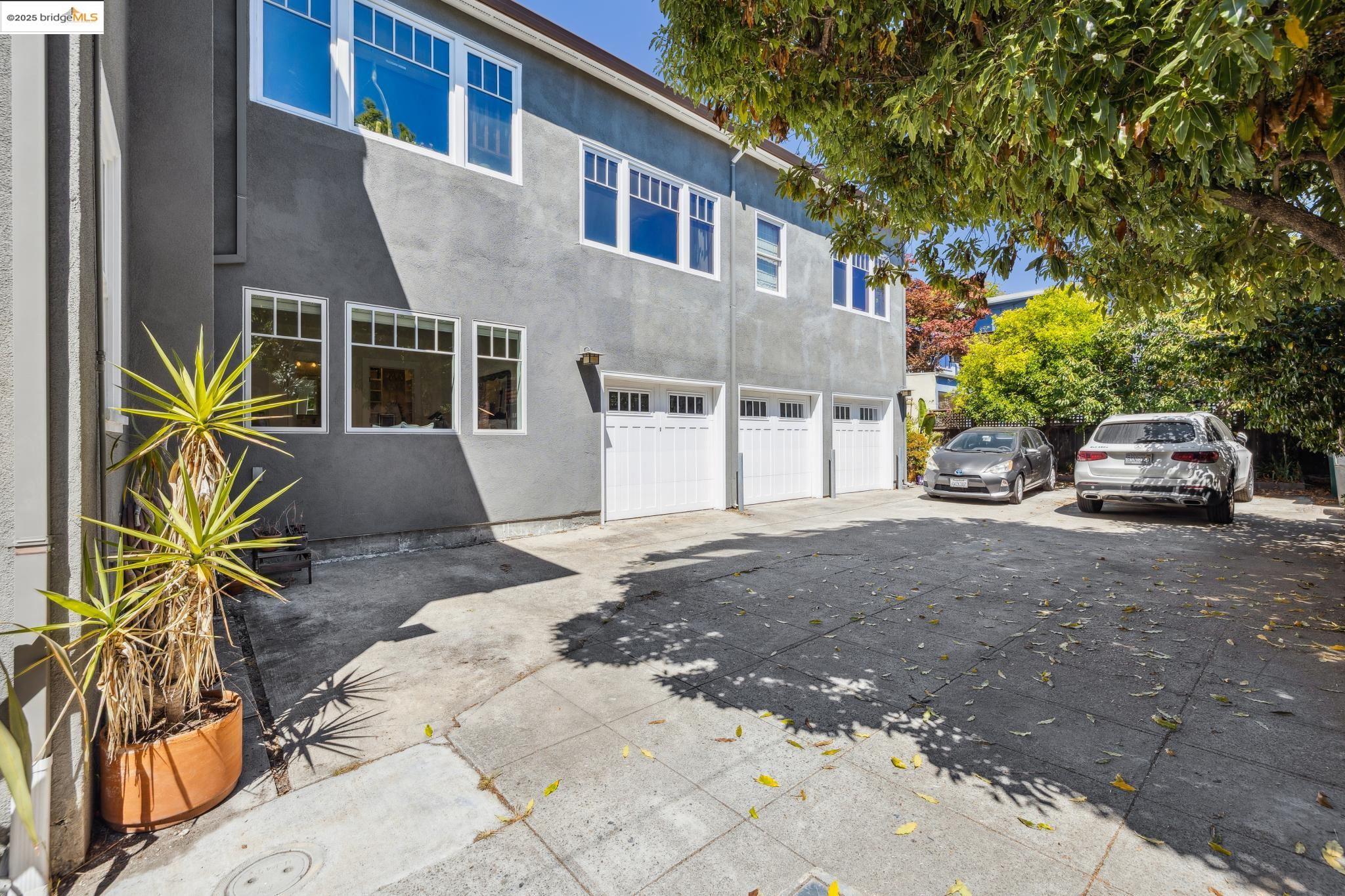 Detail Gallery Image 4 of 38 For 6426 Benvenue Ave #3,  Oakland,  CA 94618 - 2 Beds | 2 Baths