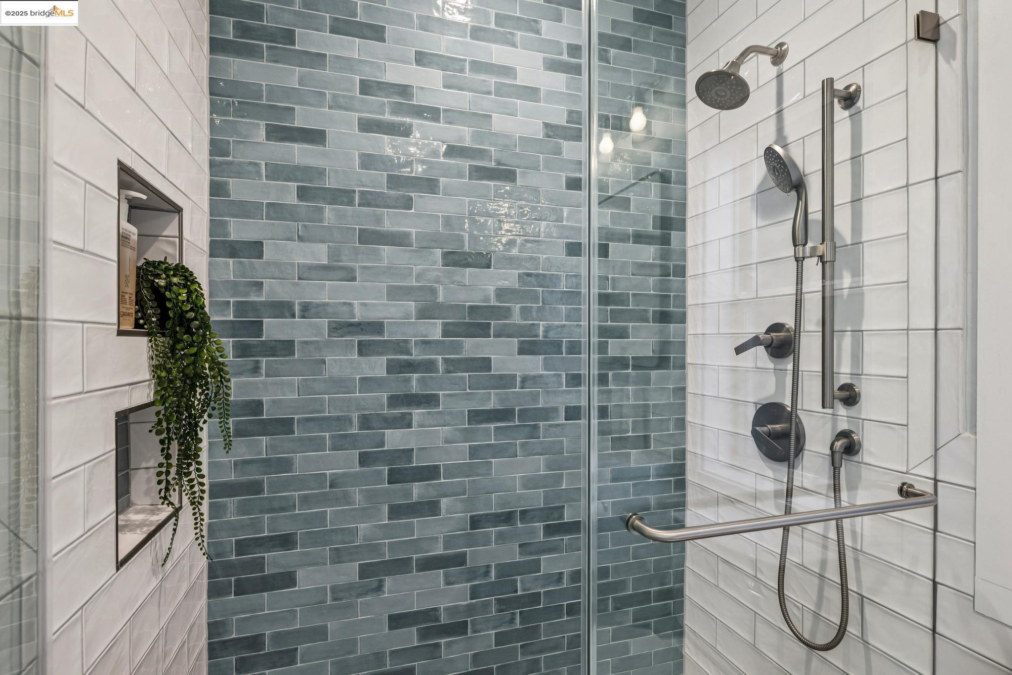 Detail Gallery Image 33 of 38 For 6426 Benvenue Ave #3,  Oakland,  CA 94618 - 2 Beds | 2 Baths