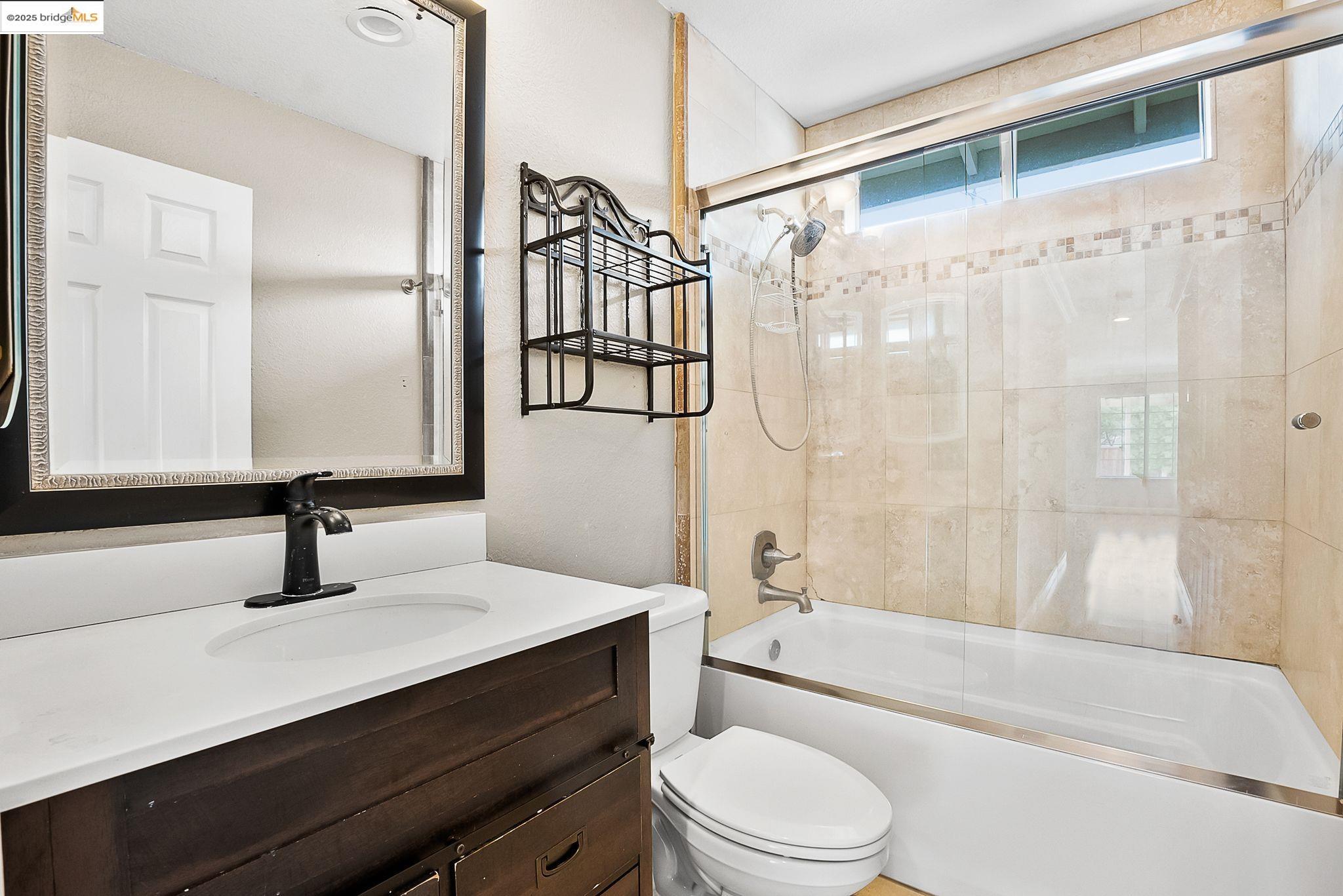 Detail Gallery Image 12 of 56 For 5165 Hereford Way, Antioch,  CA 94531 - 4 Beds | 2/1 Baths