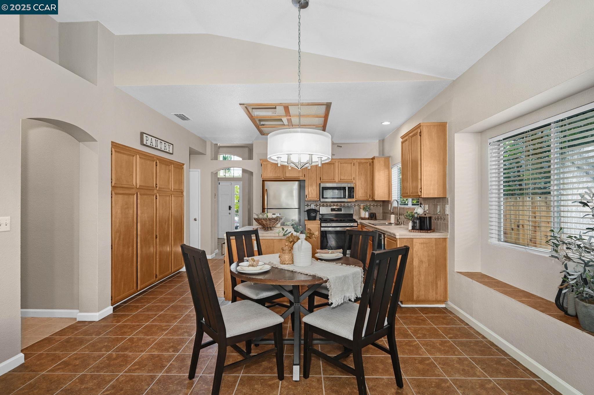 Detail Gallery Image 5 of 25 For 4932 Bridle Way, Antioch,  CA 94531 - 3 Beds | 2 Baths