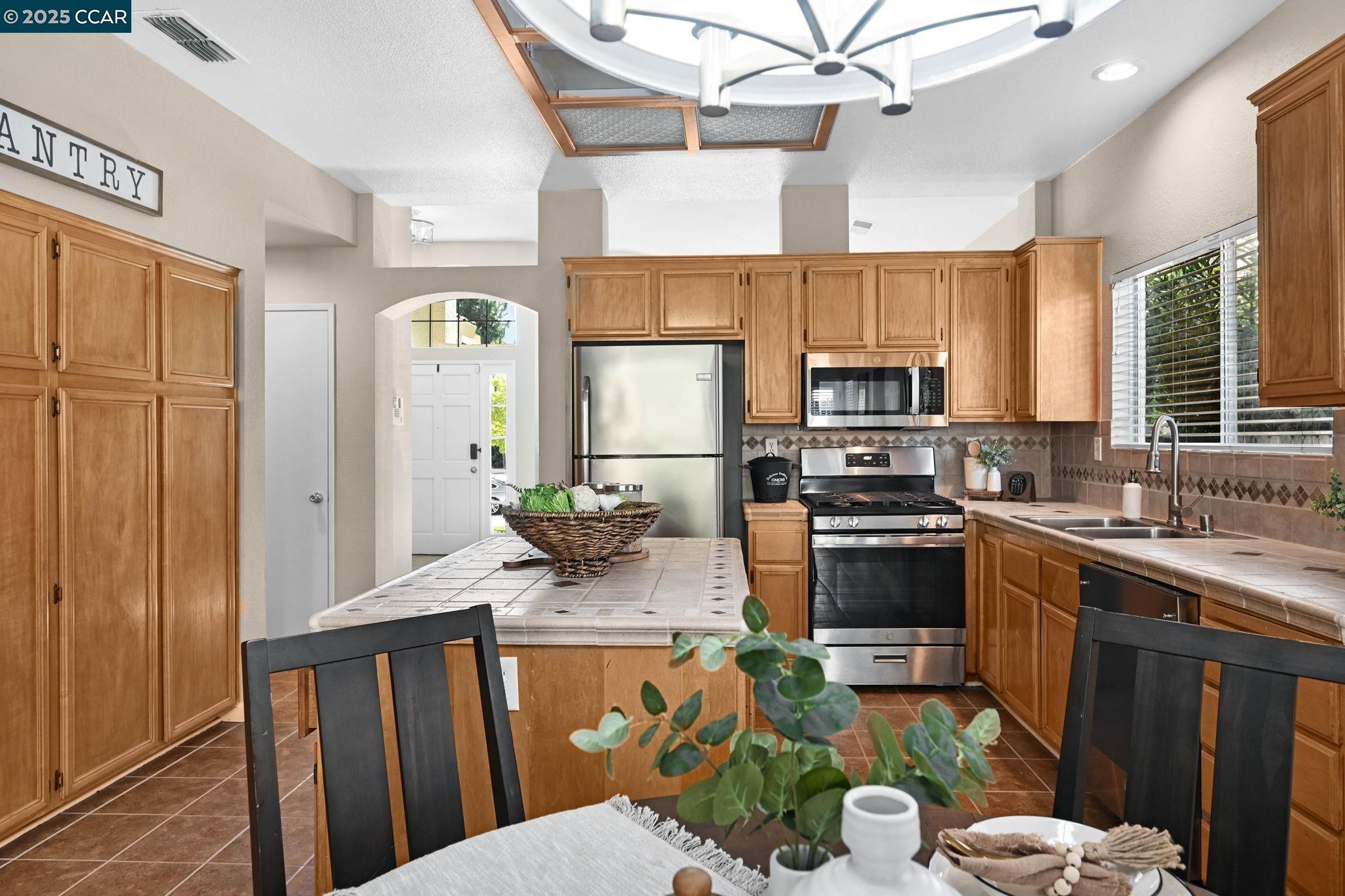 Detail Gallery Image 6 of 25 For 4932 Bridle Way, Antioch,  CA 94531 - 3 Beds | 2 Baths