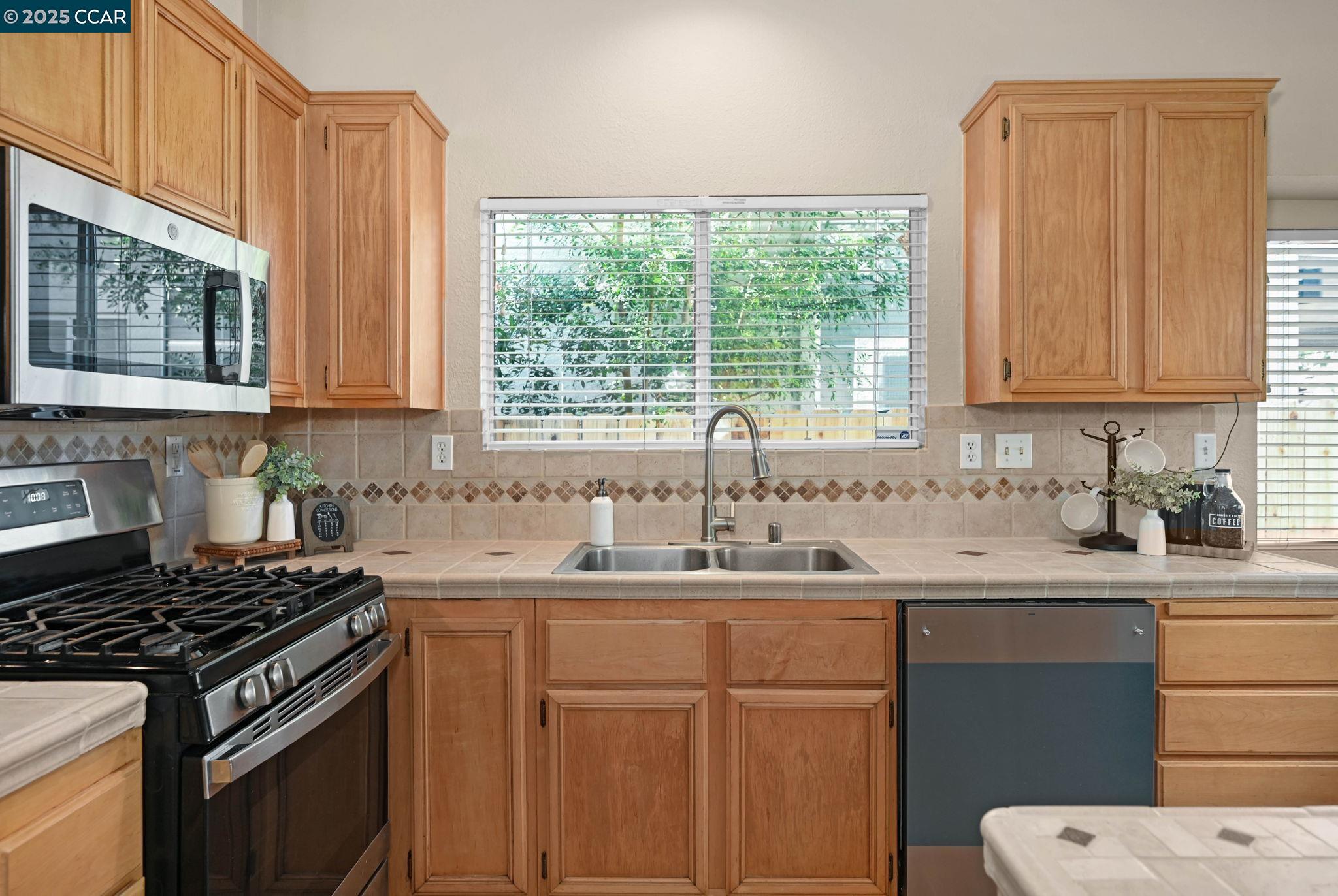 Detail Gallery Image 7 of 25 For 4932 Bridle Way, Antioch,  CA 94531 - 3 Beds | 2 Baths