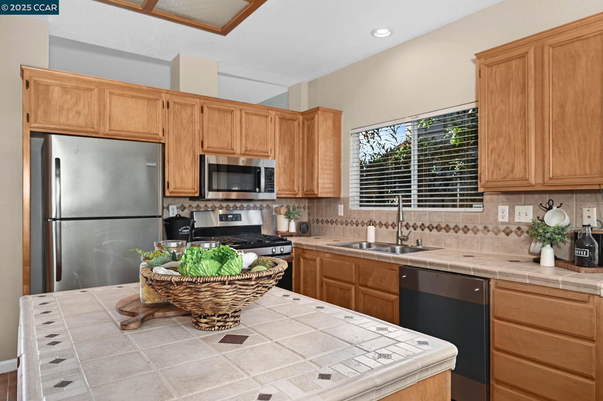 Detail Gallery Image 8 of 25 For 4932 Bridle Way, Antioch,  CA 94531 - 3 Beds | 2 Baths