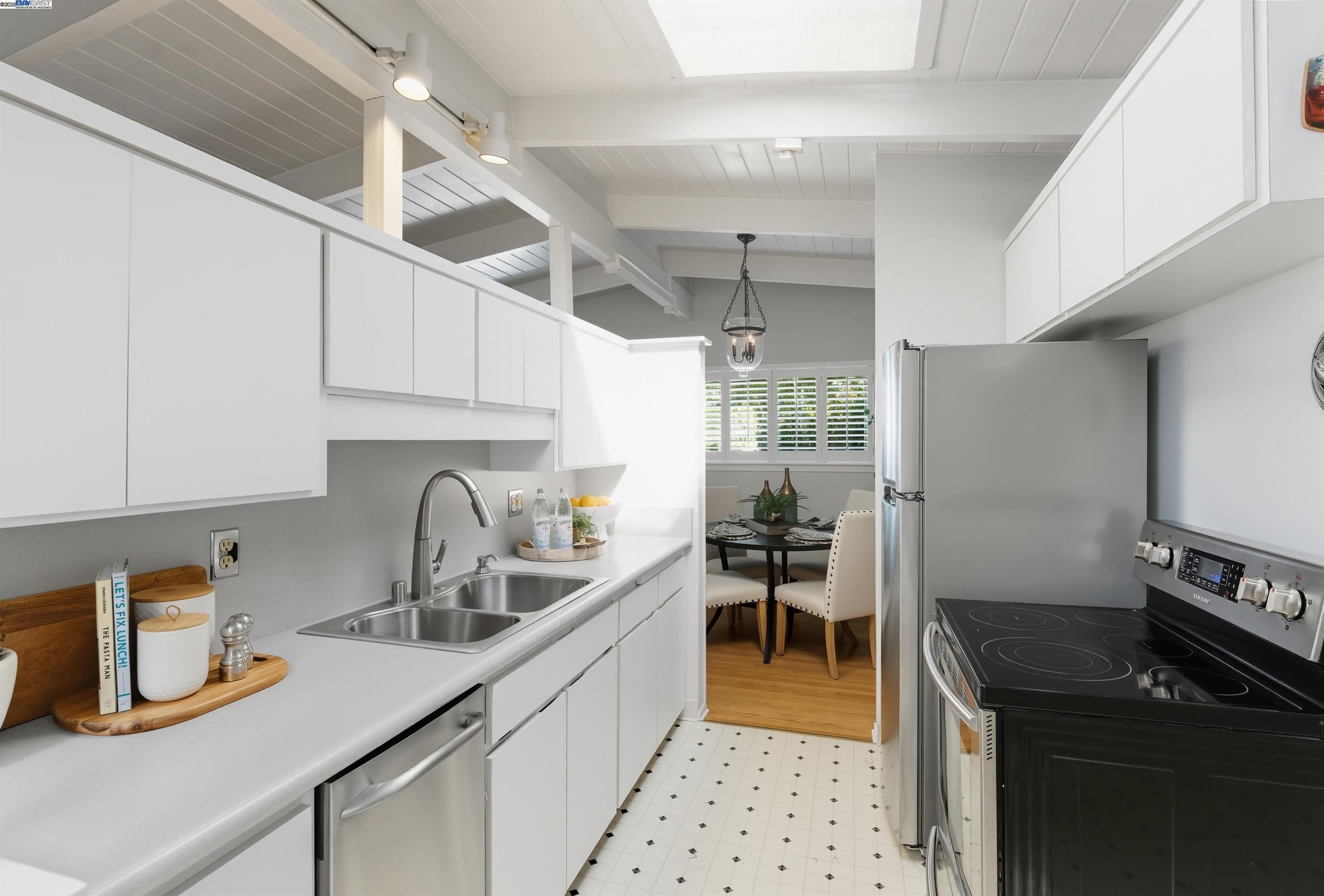 Detail Gallery Image 10 of 30 For 3191 Hillview Ct, Concord,  CA 94519 - 3 Beds | 2 Baths