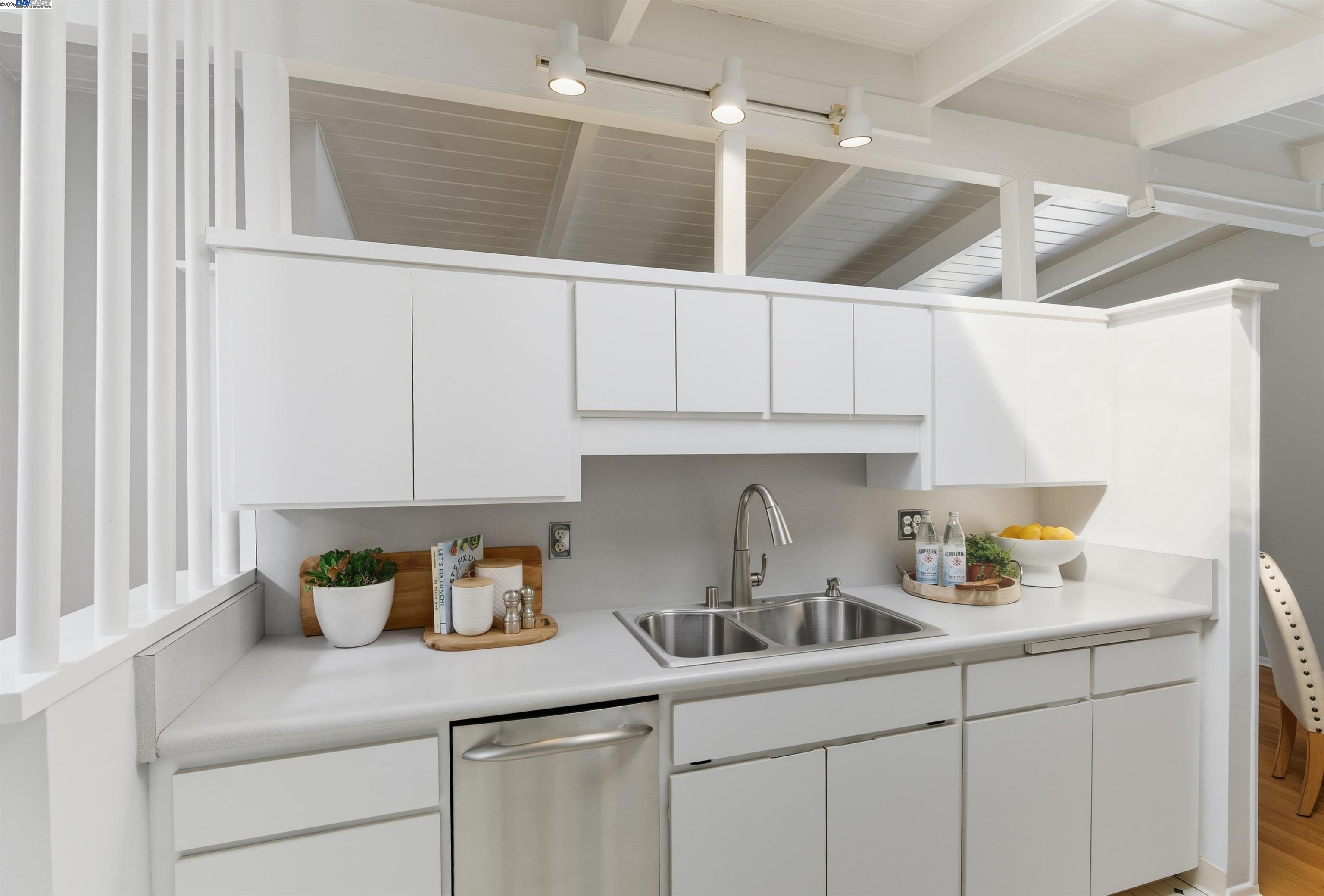 Detail Gallery Image 11 of 30 For 3191 Hillview Ct, Concord,  CA 94519 - 3 Beds | 2 Baths