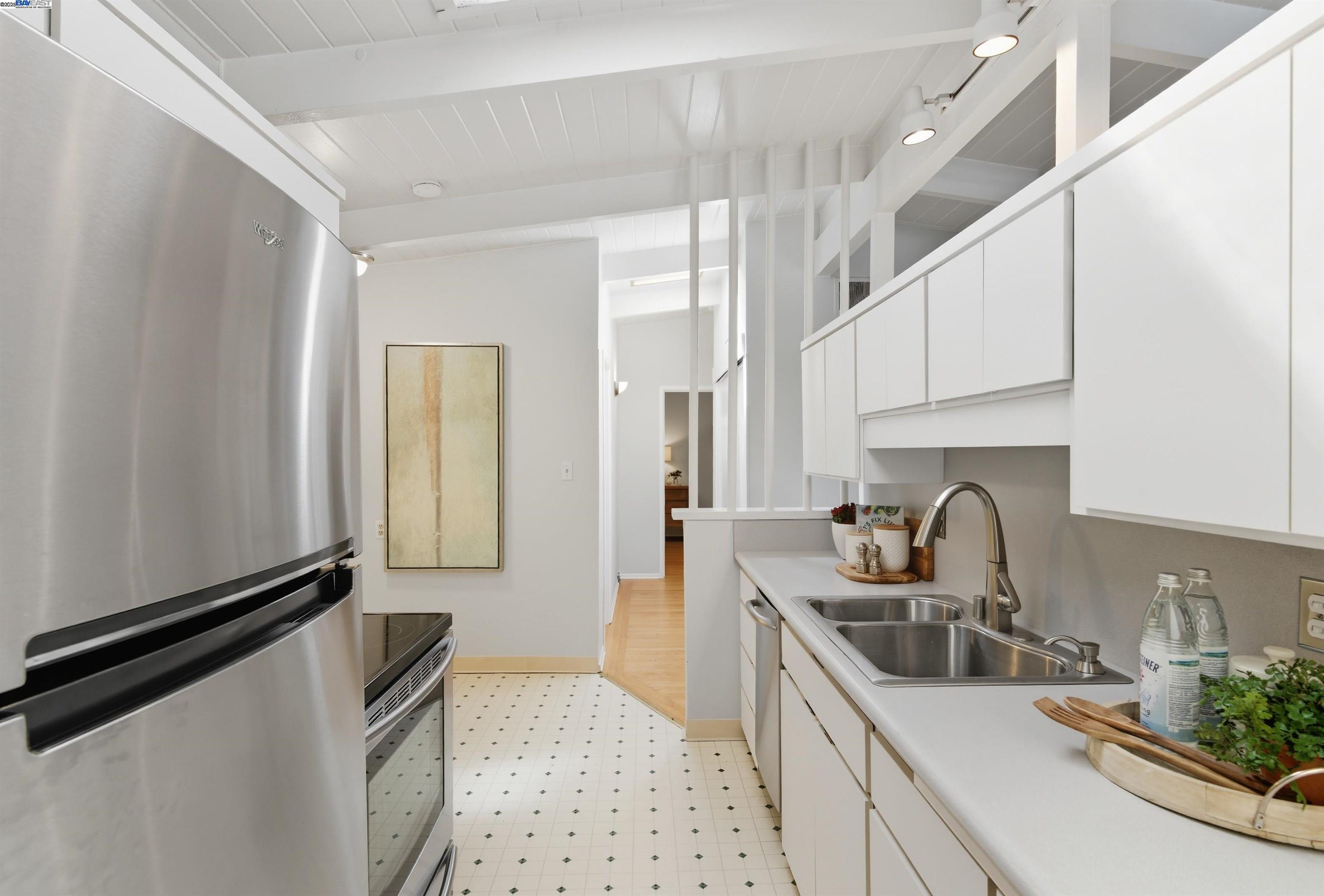 Detail Gallery Image 12 of 30 For 3191 Hillview Ct, Concord,  CA 94519 - 3 Beds | 2 Baths