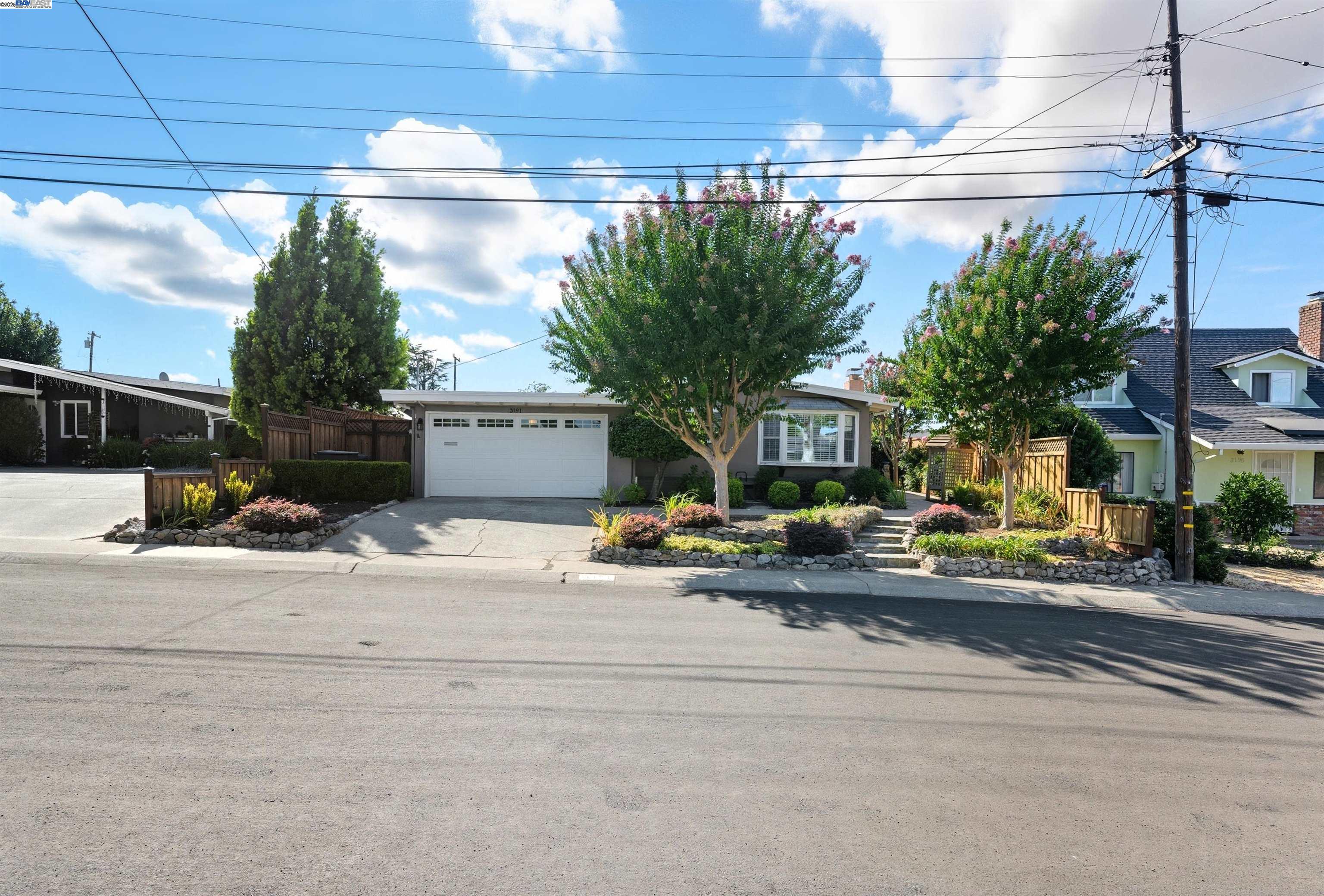 Detail Gallery Image 2 of 30 For 3191 Hillview Ct, Concord,  CA 94519 - 3 Beds | 2 Baths