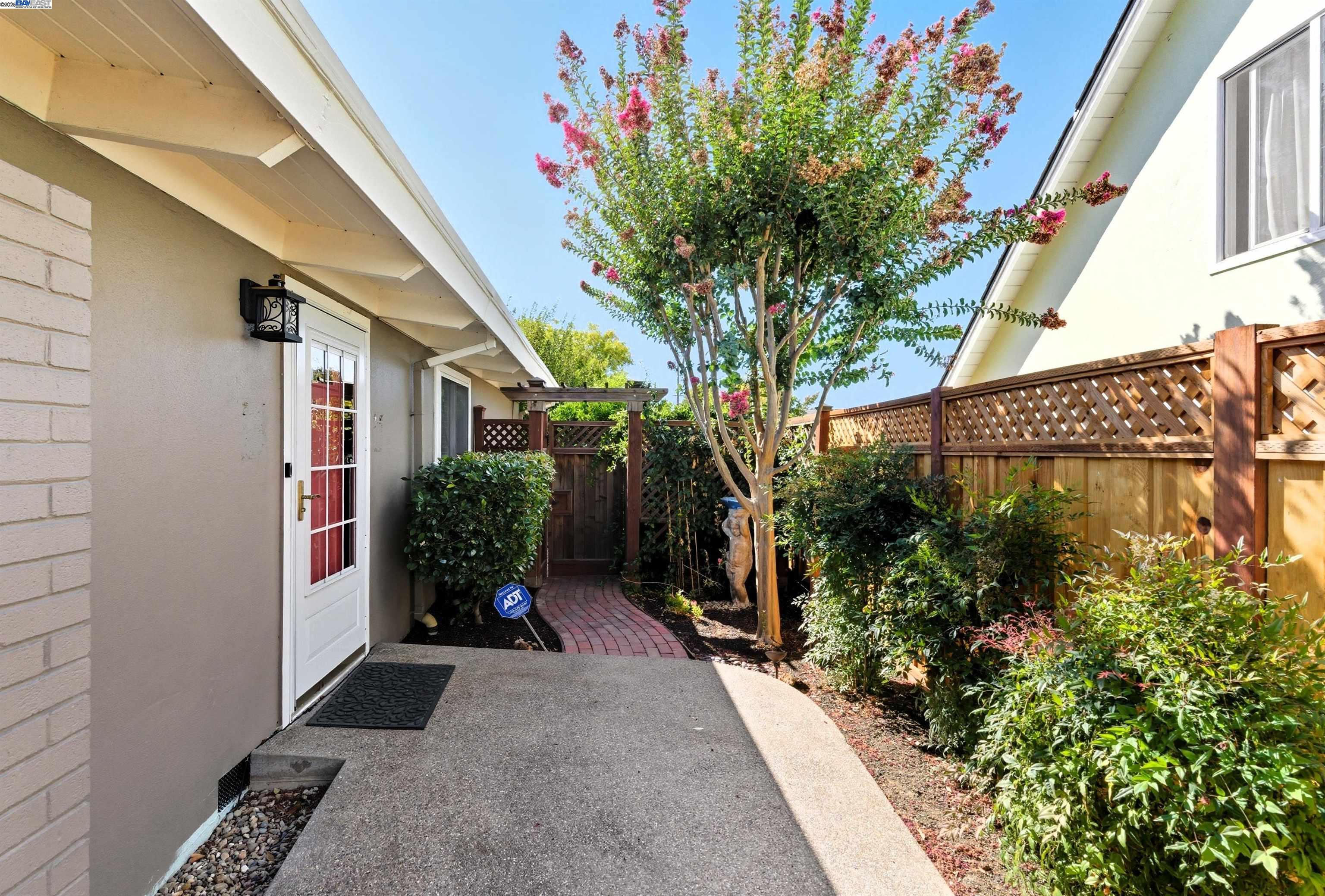 Detail Gallery Image 3 of 30 For 3191 Hillview Ct, Concord,  CA 94519 - 3 Beds | 2 Baths