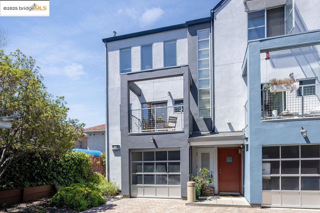 Detail Gallery Image 1 of 41 For 3927 Cerrito Ave, Oakland,  CA 94611 - 2 Beds | 2 Baths