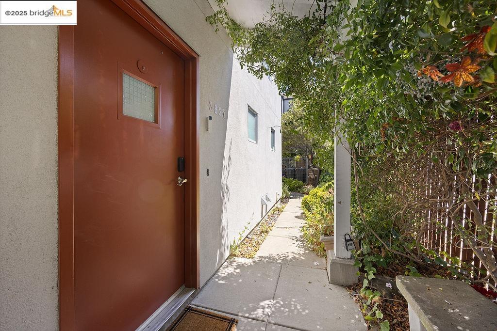 Detail Gallery Image 2 of 41 For 3927 Cerrito Ave, Oakland,  CA 94611 - 2 Beds | 2 Baths