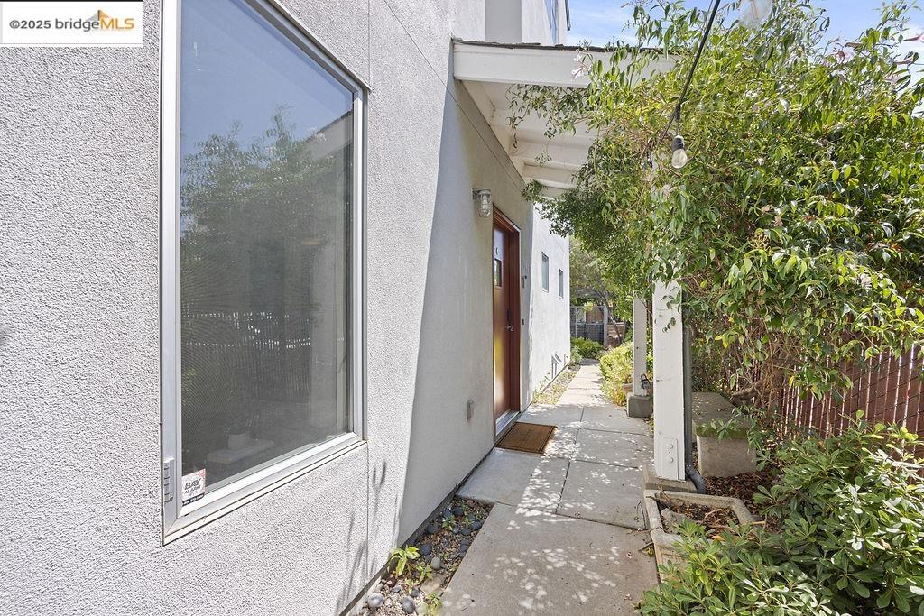 Detail Gallery Image 3 of 41 For 3927 Cerrito Ave, Oakland,  CA 94611 - 2 Beds | 2 Baths