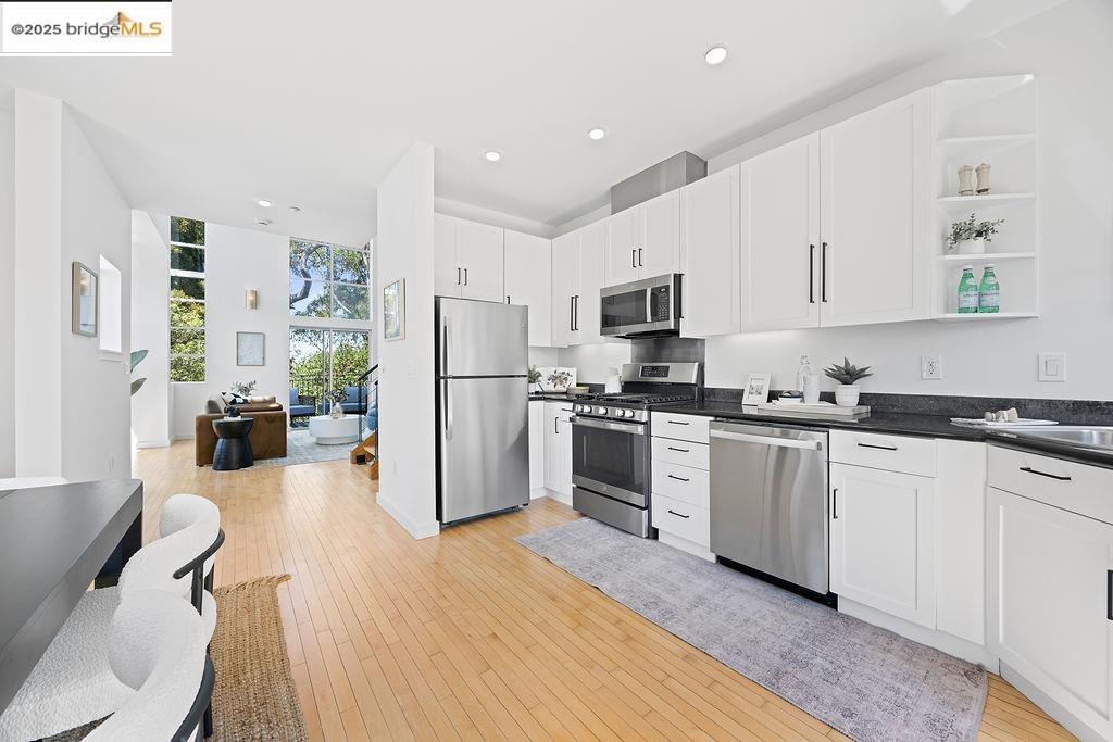 Detail Gallery Image 21 of 41 For 3927 Cerrito Ave, Oakland,  CA 94611 - 2 Beds | 2 Baths