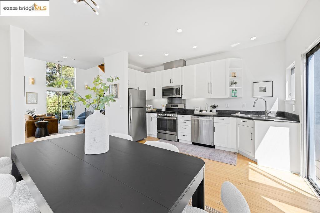 Detail Gallery Image 22 of 41 For 3927 Cerrito Ave, Oakland,  CA 94611 - 2 Beds | 2 Baths