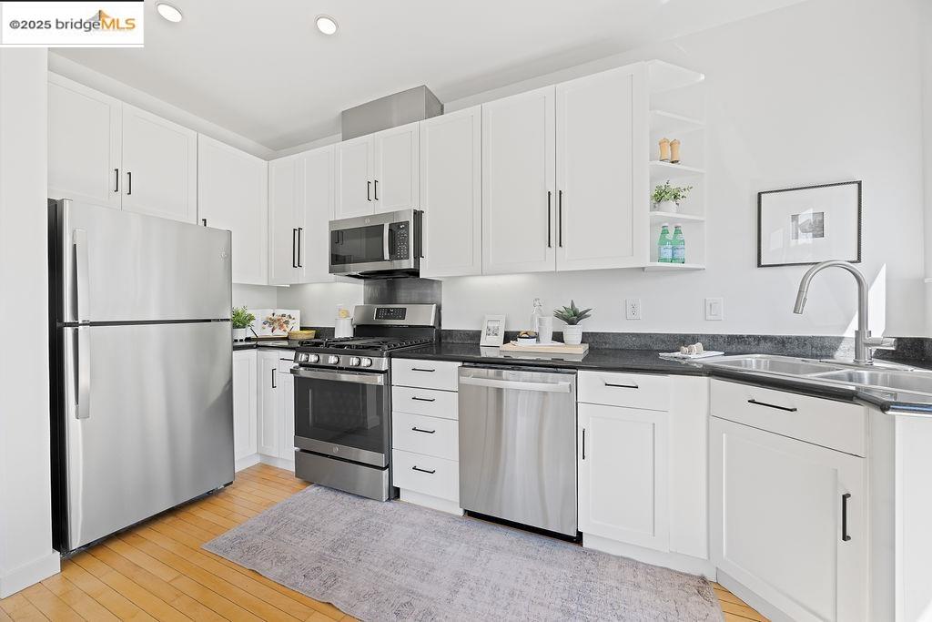 Detail Gallery Image 24 of 41 For 3927 Cerrito Ave, Oakland,  CA 94611 - 2 Beds | 2 Baths