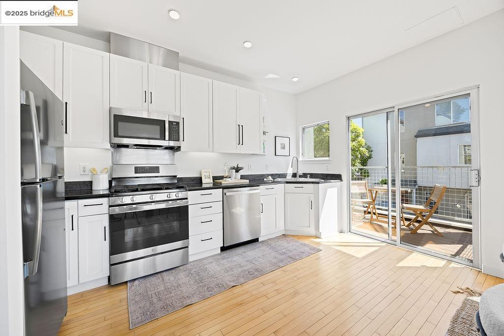 Detail Gallery Image 25 of 41 For 3927 Cerrito Ave, Oakland,  CA 94611 - 2 Beds | 2 Baths