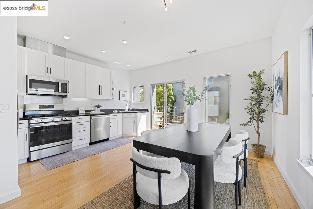 Detail Gallery Image 26 of 41 For 3927 Cerrito Ave, Oakland,  CA 94611 - 2 Beds | 2 Baths