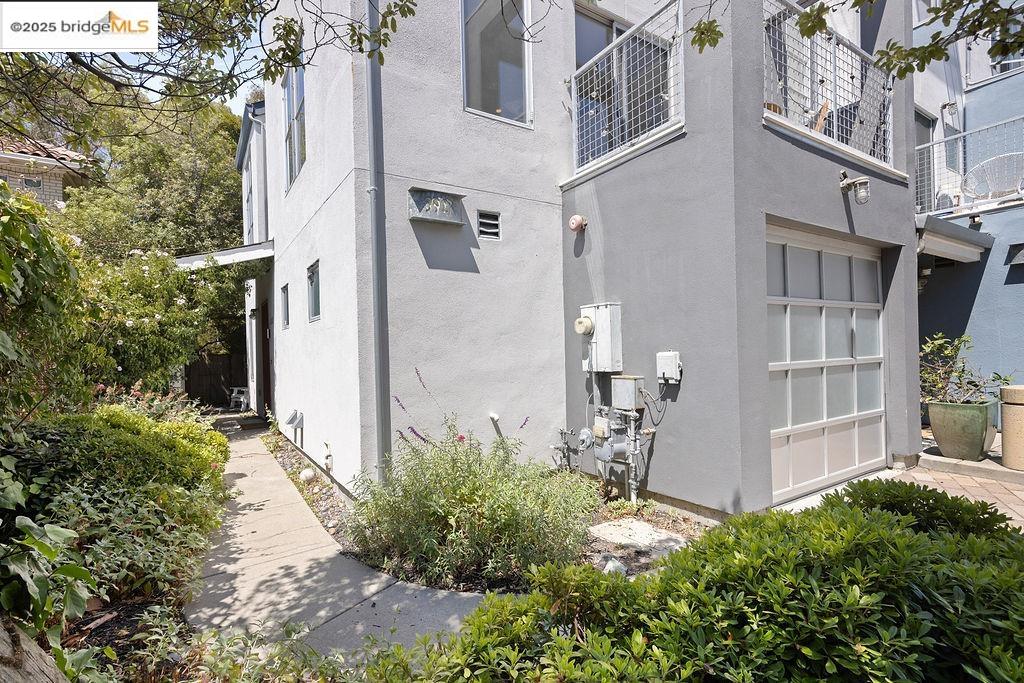 Detail Gallery Image 36 of 41 For 3927 Cerrito Ave, Oakland,  CA 94611 - 2 Beds | 2 Baths