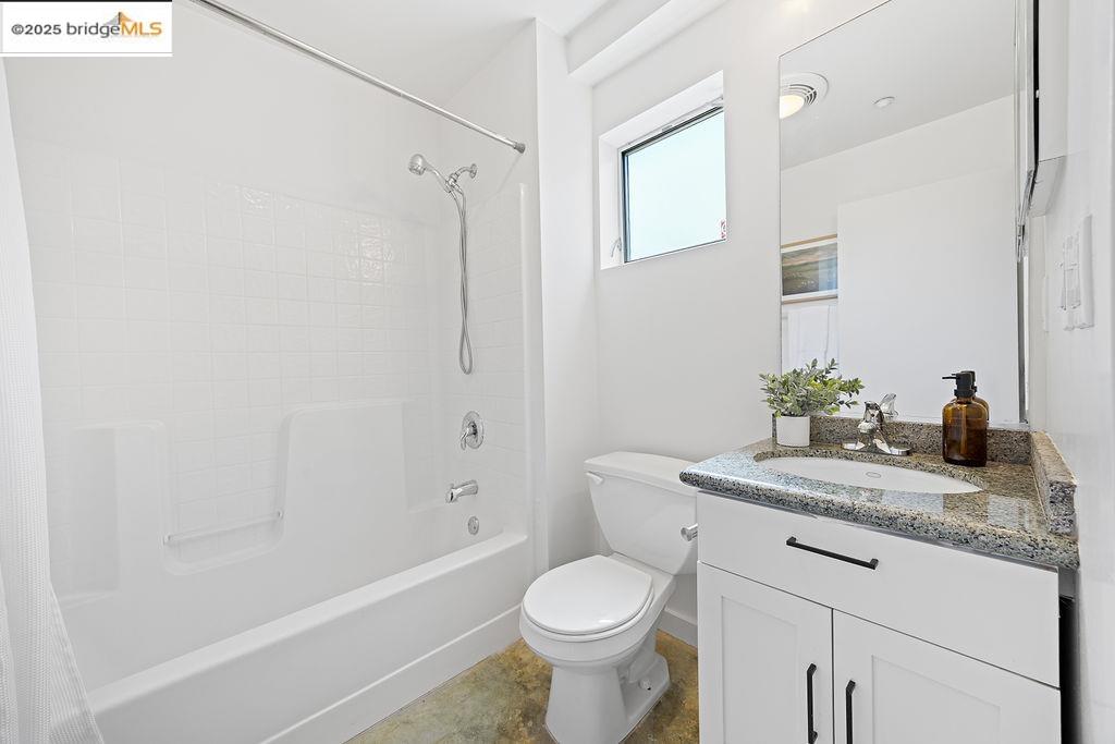 Detail Gallery Image 6 of 41 For 3927 Cerrito Ave, Oakland,  CA 94611 - 2 Beds | 2 Baths