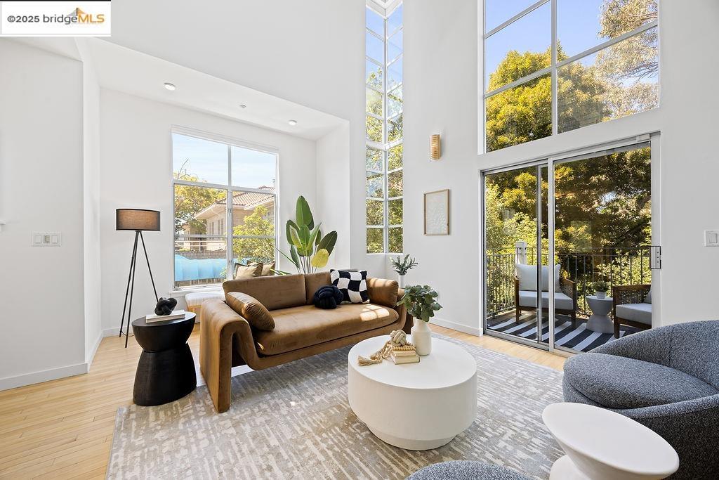 Detail Gallery Image 7 of 41 For 3927 Cerrito Ave, Oakland,  CA 94611 - 2 Beds | 2 Baths