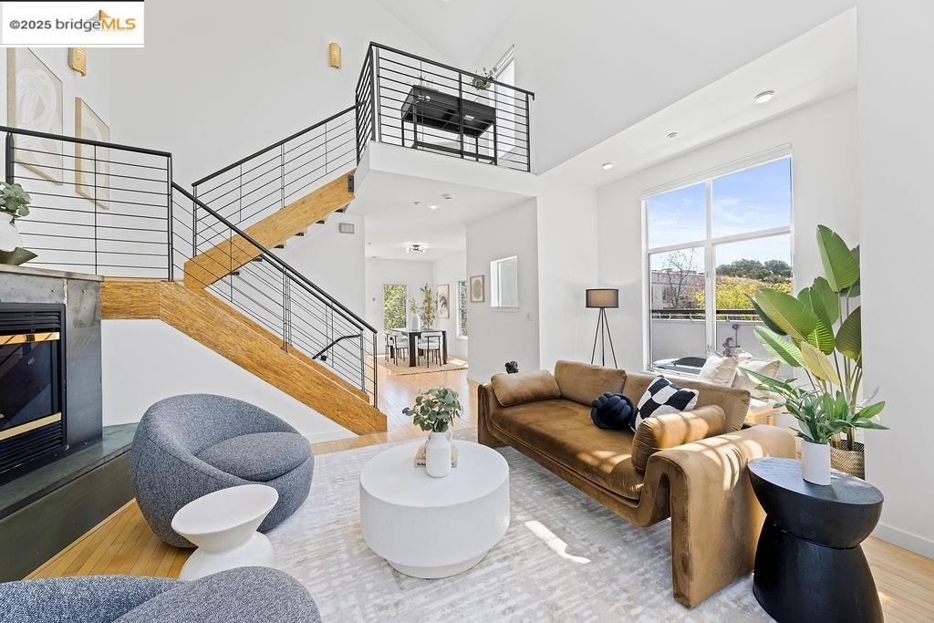 Detail Gallery Image 9 of 41 For 3927 Cerrito Ave, Oakland,  CA 94611 - 2 Beds | 2 Baths